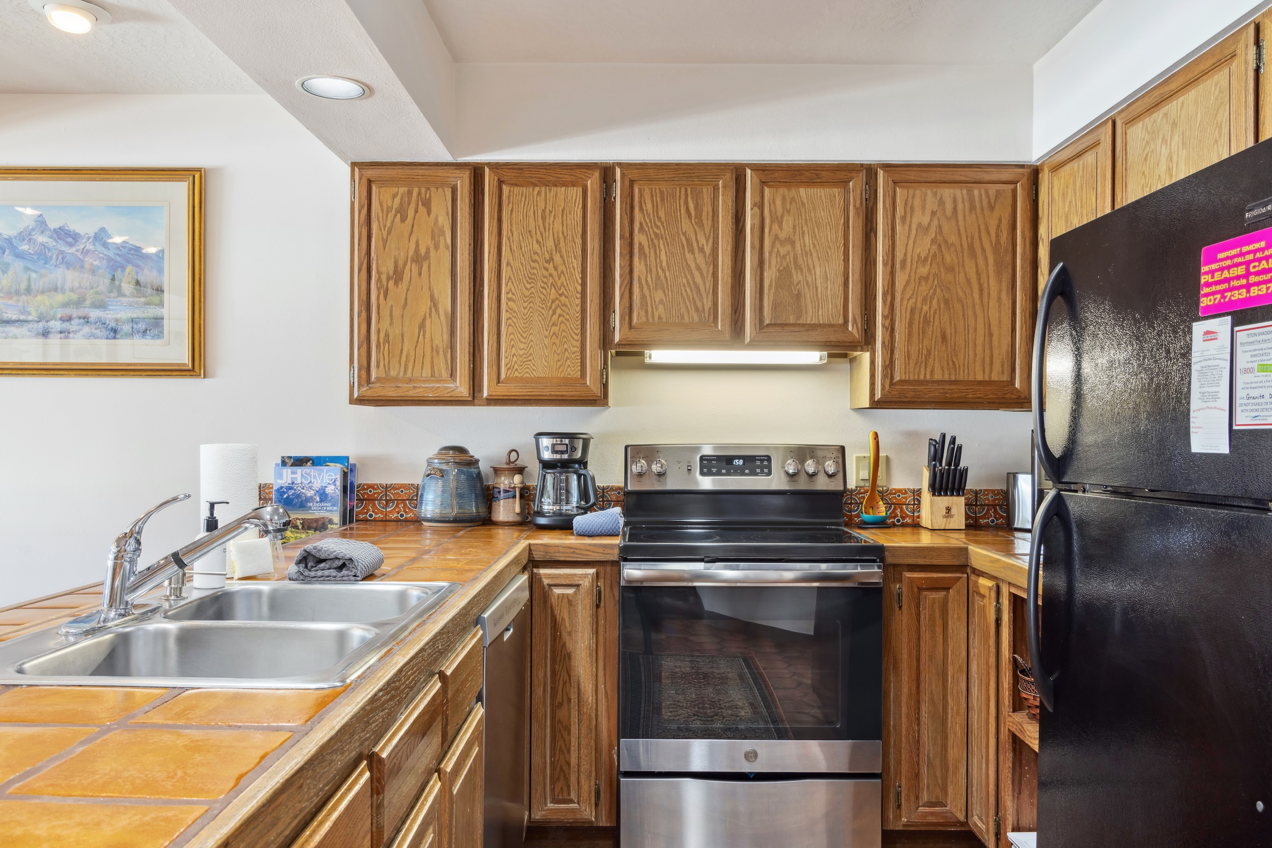 Jackson Hole Furnished 3BR/3.5BA Townhome | Teton Views, 15 Min to Downtown & St. Johns Health - Photo 10