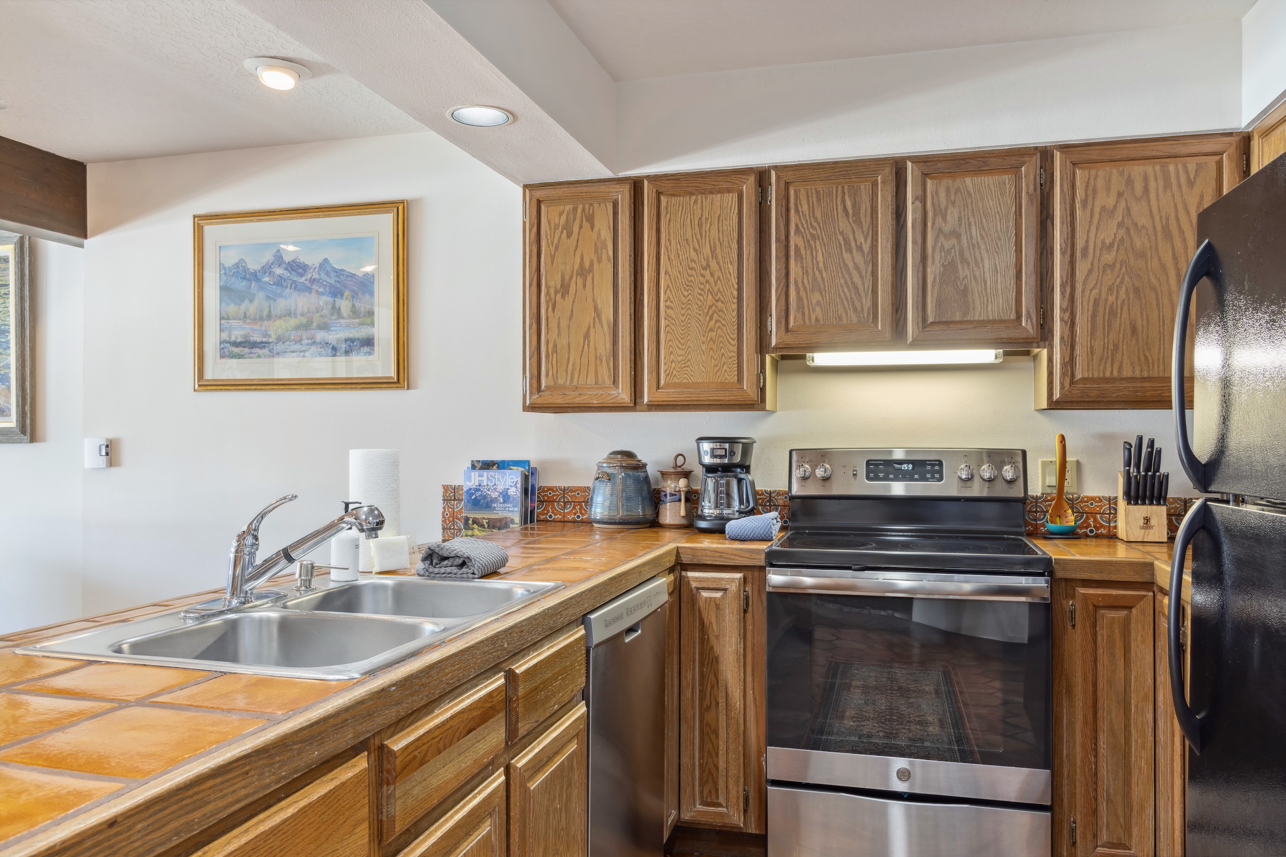 Jackson Hole Furnished 3BR/3.5BA Townhome | Teton Views, 15 Min to Downtown & St. Johns Health - Photo 8