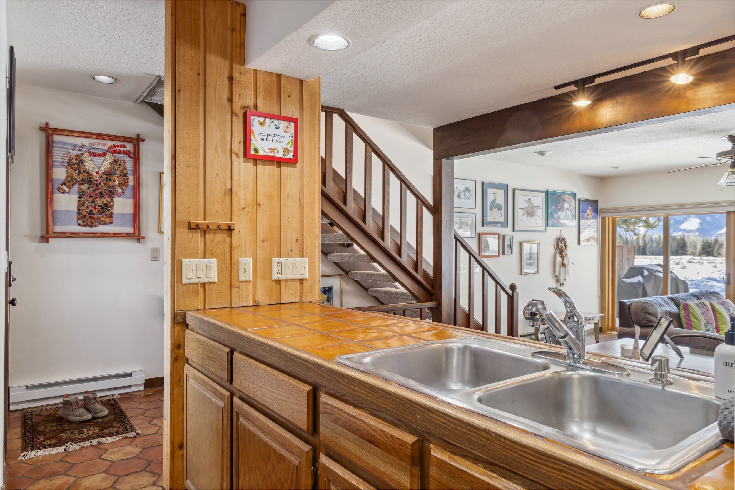 Jackson Hole Furnished 3BR/3.5BA Townhome | Teton Views, 15 Min to Downtown & St. Johns Health - Photo 9