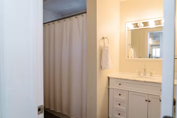 Updated 2BR Home | Walk to Downtown | 1 Mile to Hospital - Photo 8