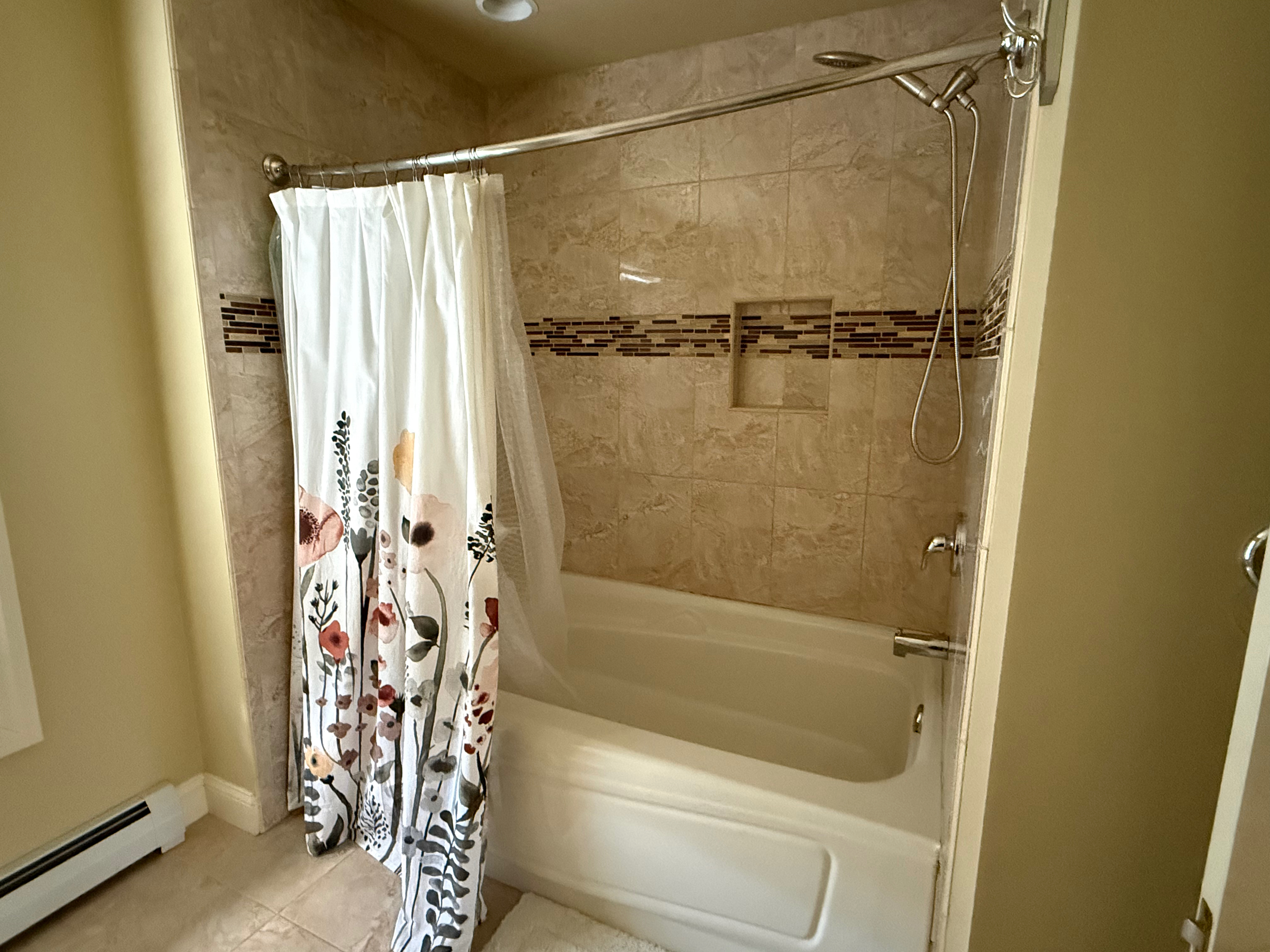 Spacious 3 Bedroom Home - Photo 6