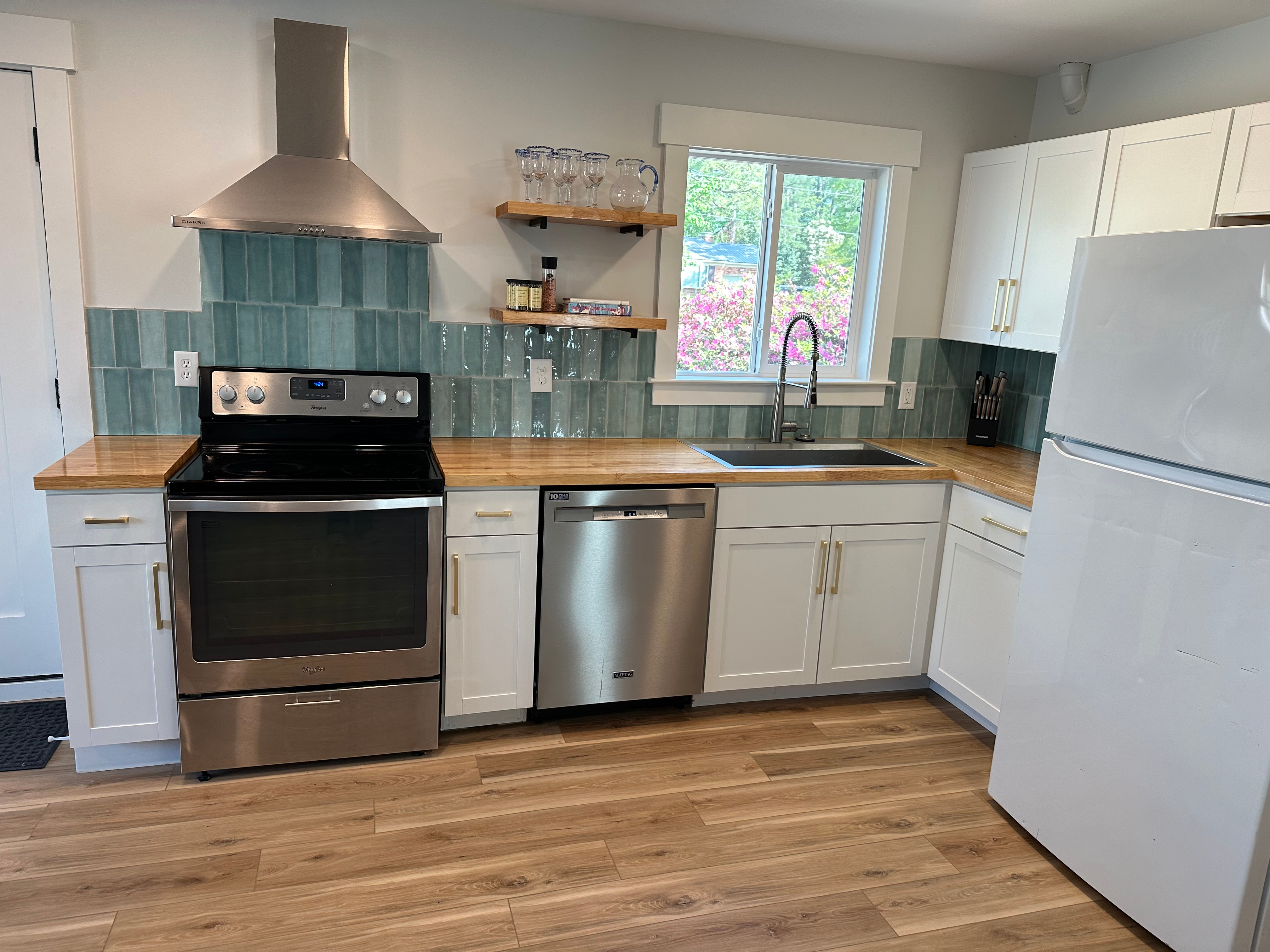 Beachy Barn: Remodeled 2BR/2BA w/ Private Yard & Pool, 10 Min to Wrightsville - Photo 5