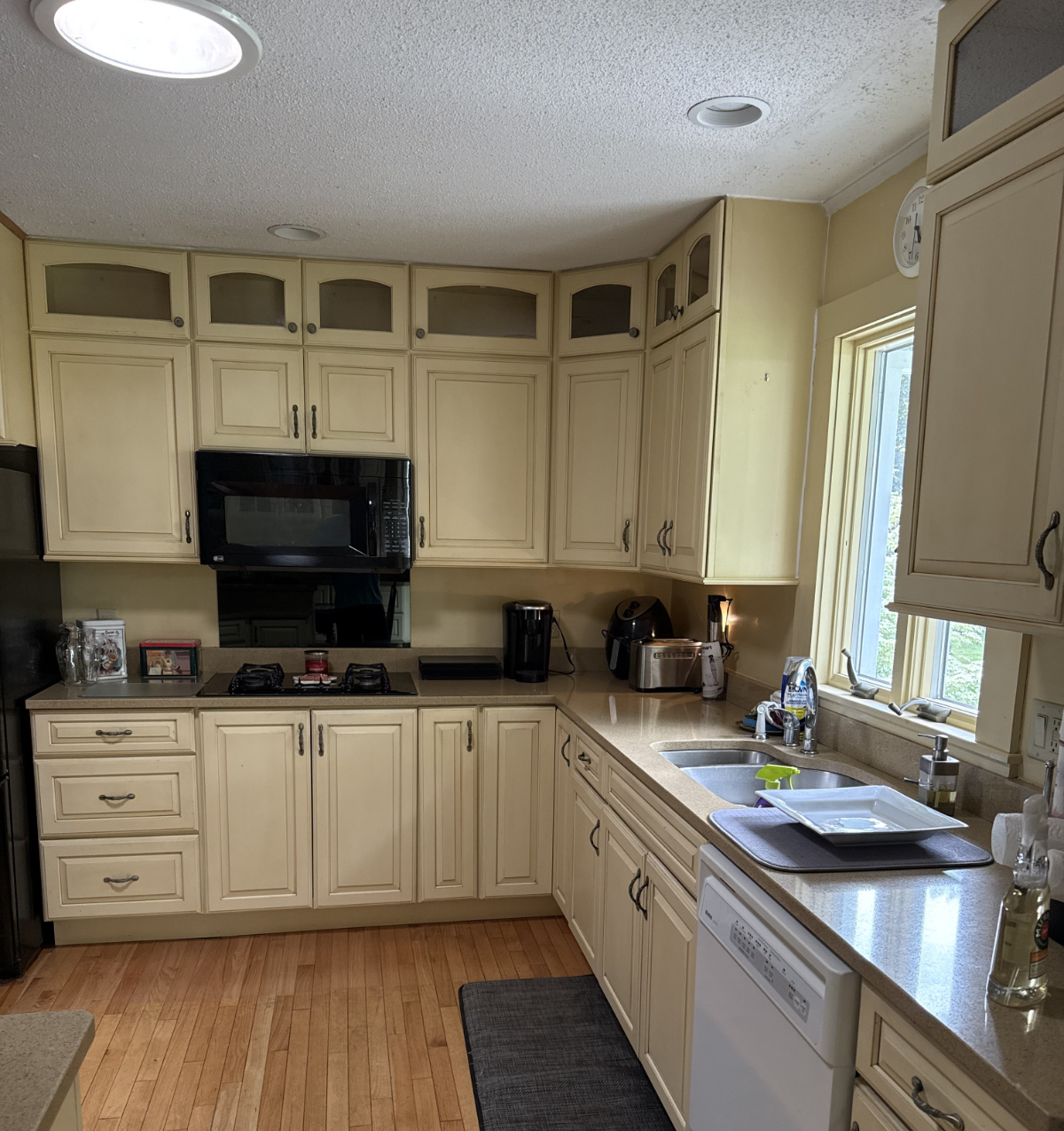Stylish Furnished Split-Level Home with 3 Bedrooms, Modern Comforts & Ample Parking - Photo 7