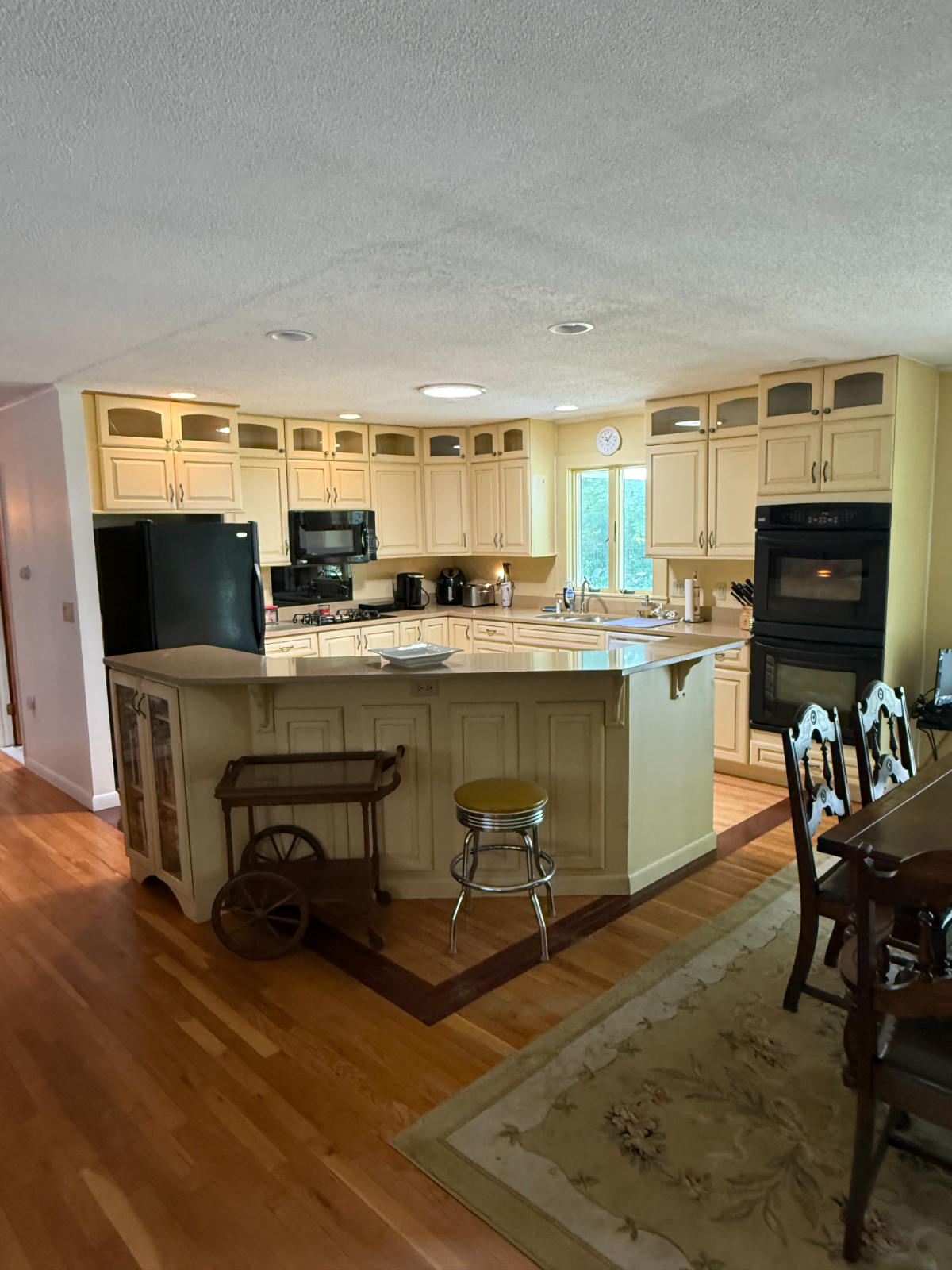 Stylish Furnished Split-Level Home with 3 Bedrooms, Modern Comforts & Ample Parking - Photo 5