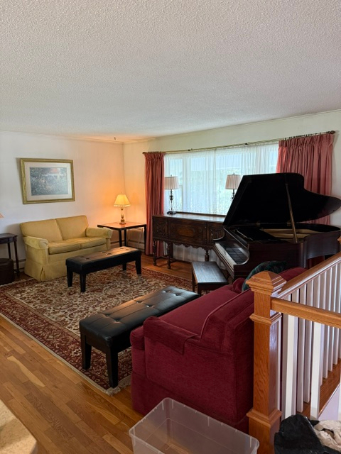 Stylish Furnished Split-Level Home with 3 Bedrooms, Modern Comforts & Ample Parking - Photo 2