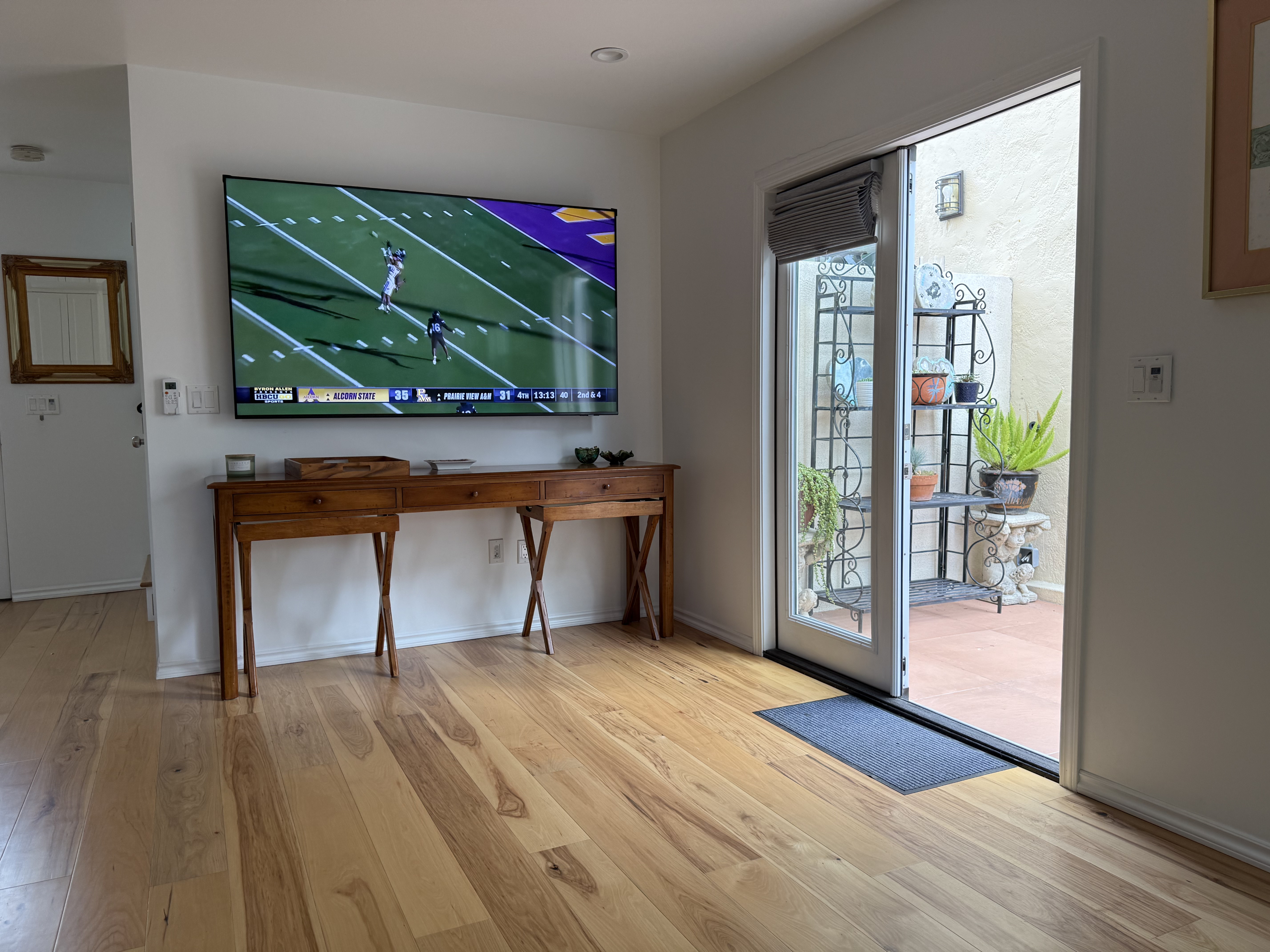 Stunning Stand-Alone Guest House in the Heart of LA - Walkable & Cultural - Photo 6