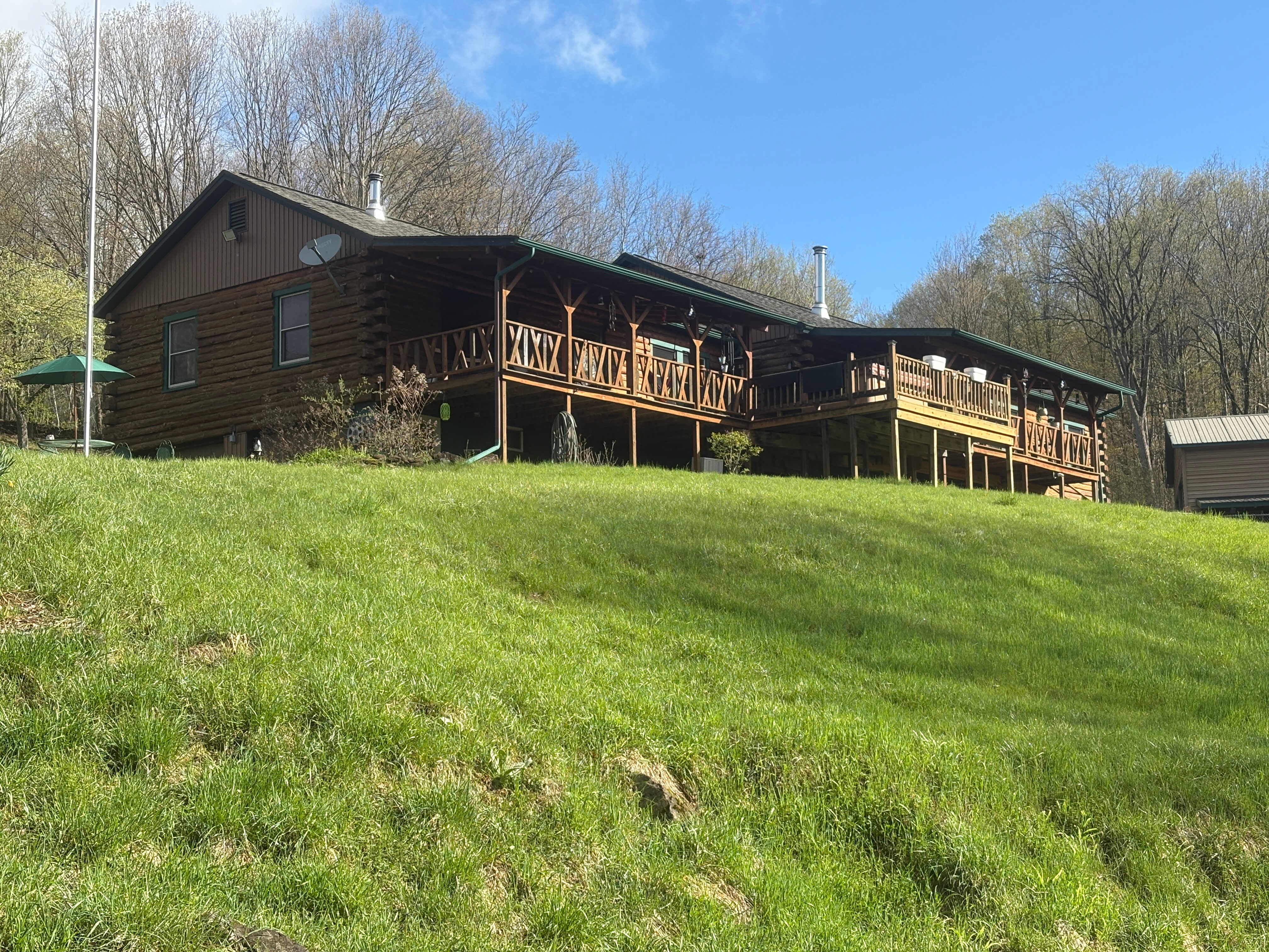 Quiet Farm Stay - Pool Table - Game Room - Hot Tub - Sleeps 6 - Photo 1