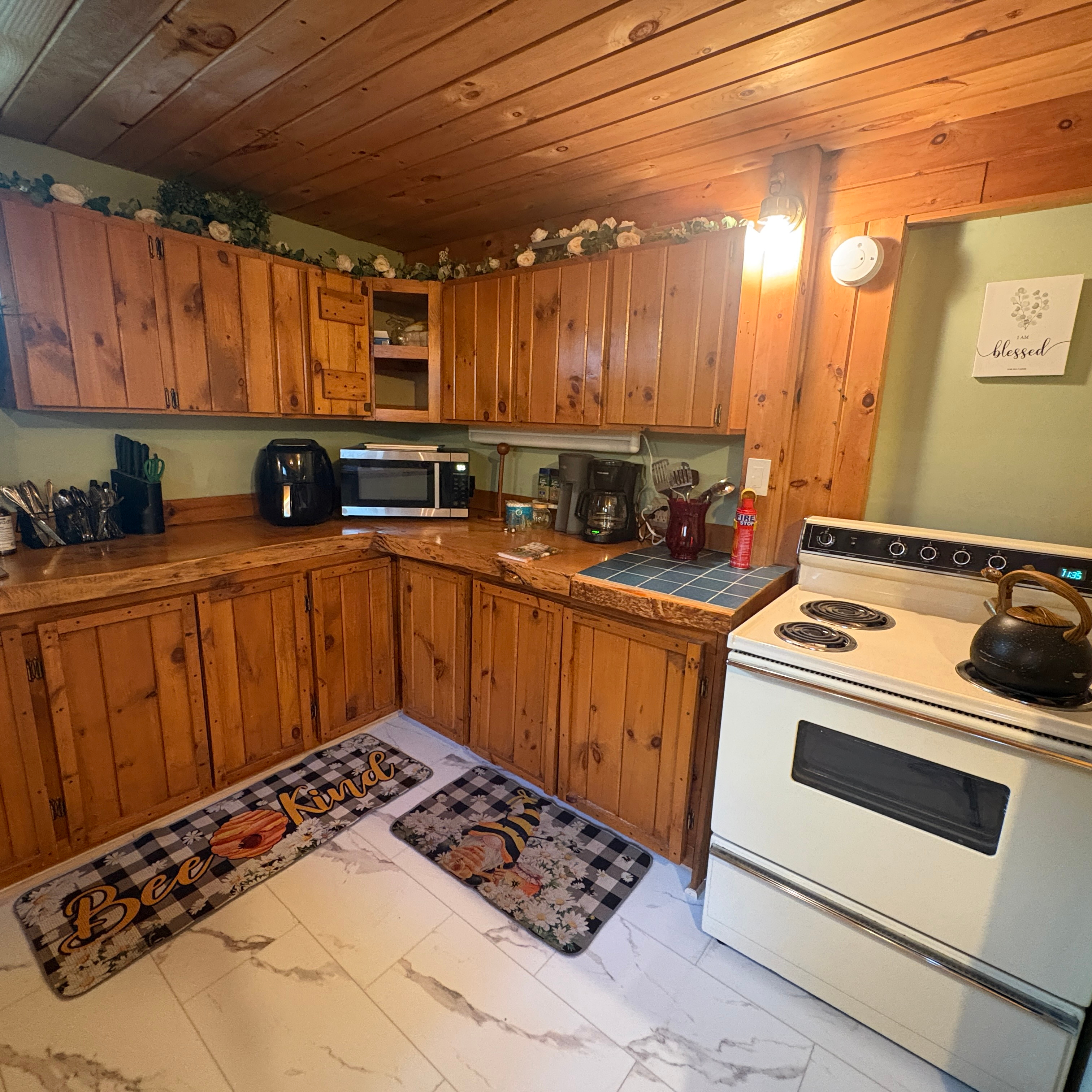 Quiet Farm Stay - Pool Table - Game Room - Hot Tub - Sleeps 6 - Photo 10