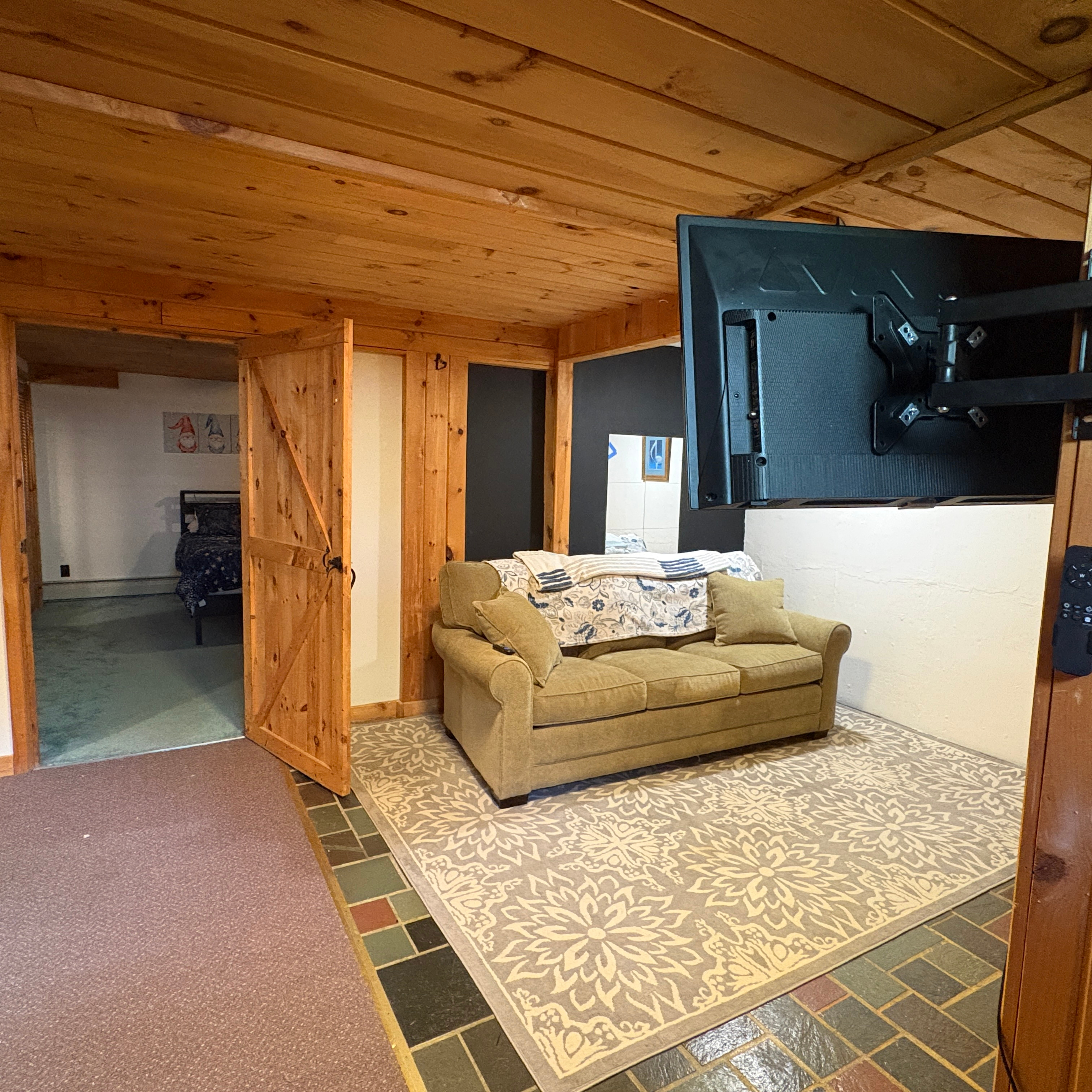 Quiet Farm Stay - Pool Table - Game Room - Hot Tub - Sleeps 6 - Photo 7