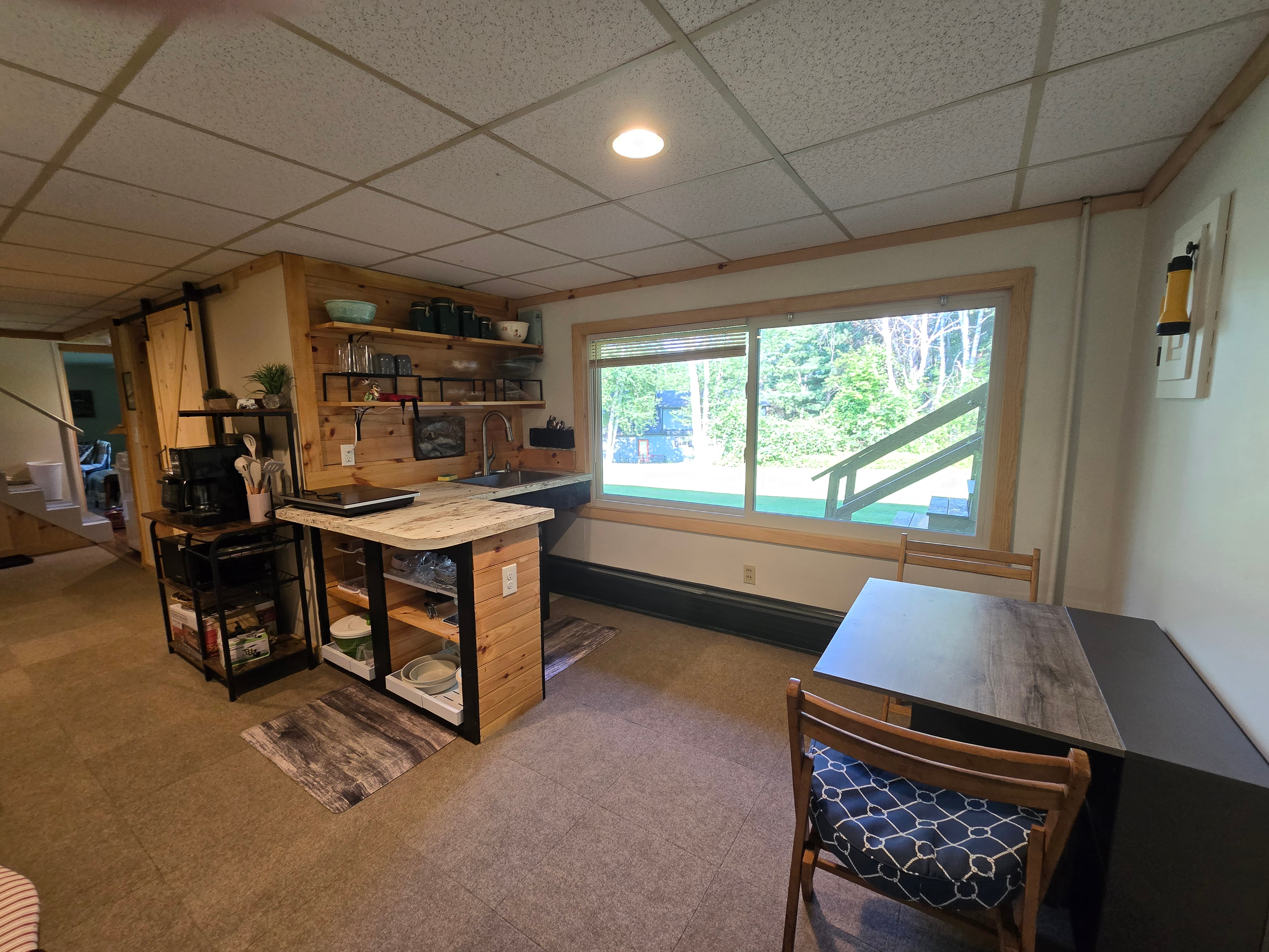 Cozy Furnished 2-Bedroom Basement Apartment With Private Entrance, Shared Spaces, Ideal for Professi - Photo 3