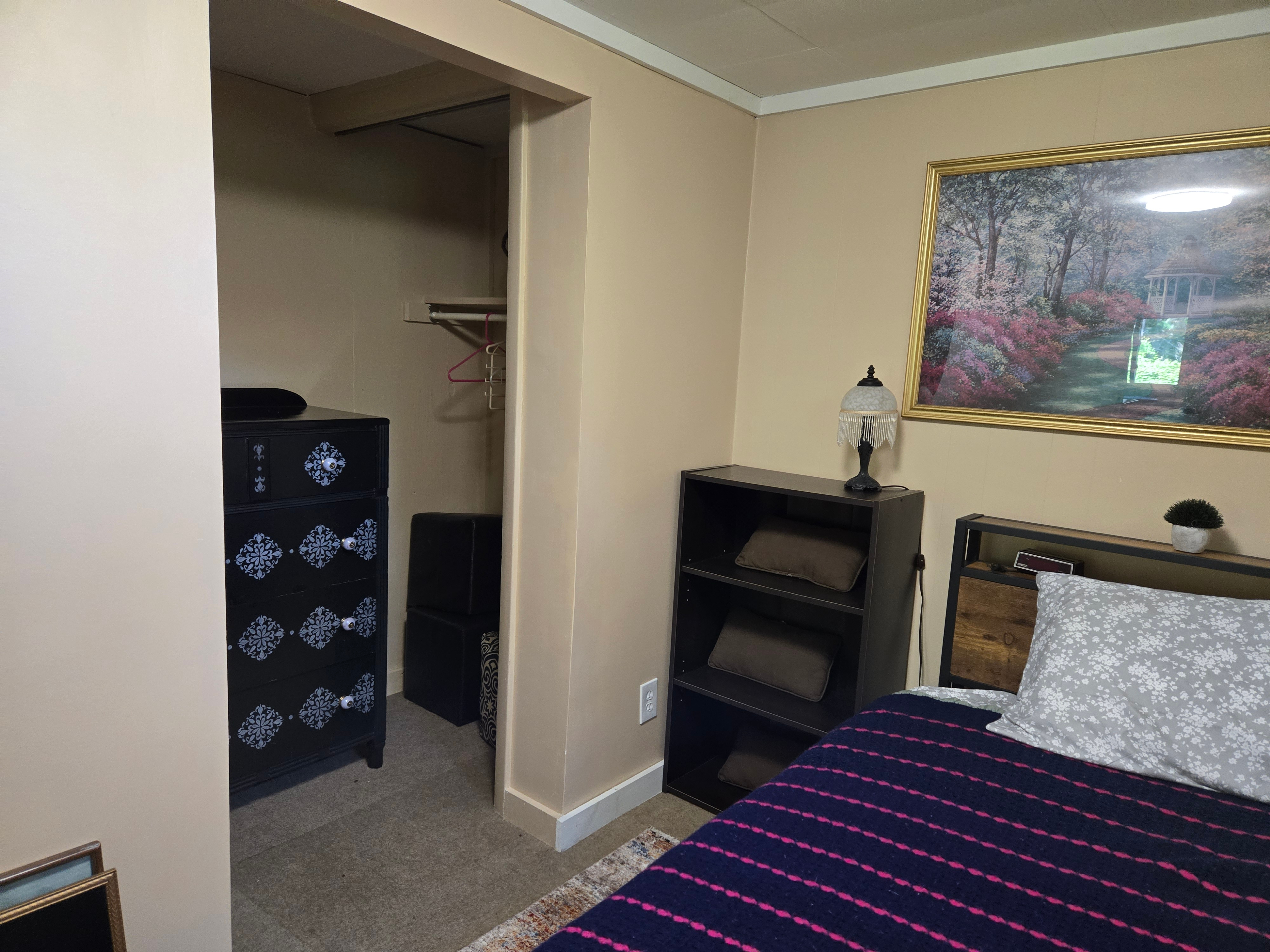 Cozy Furnished 2-Bedroom Basement Apartment With Private Entrance, Shared Spaces, Ideal for Professi - Photo 10