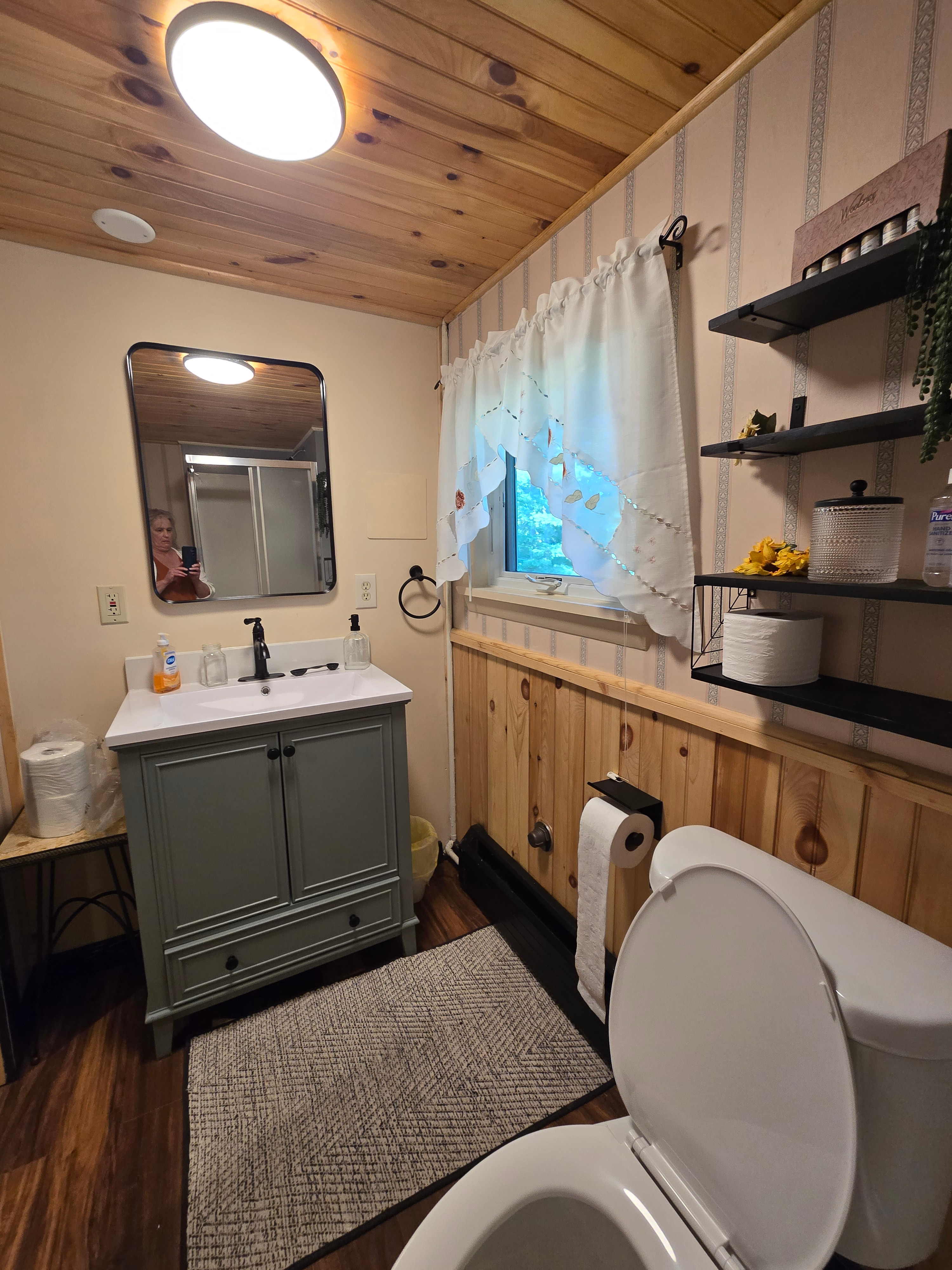 Cozy Furnished 2-Bedroom Basement Apartment With Private Entrance, Shared Spaces, Ideal for Professi - Photo 11