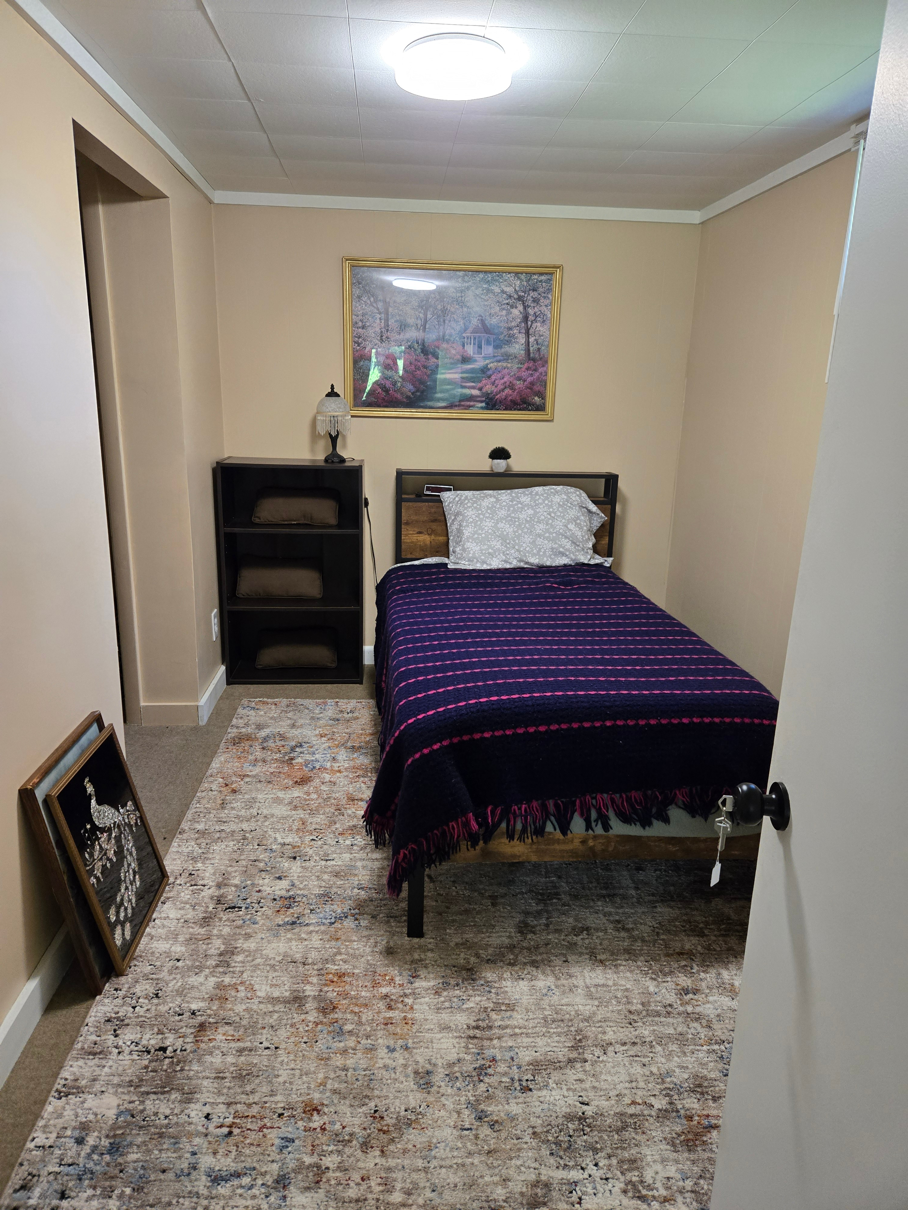 Cozy Furnished 2-Bedroom Basement Apartment With Private Entrance, Shared Spaces, Ideal for Professi - Photo 9