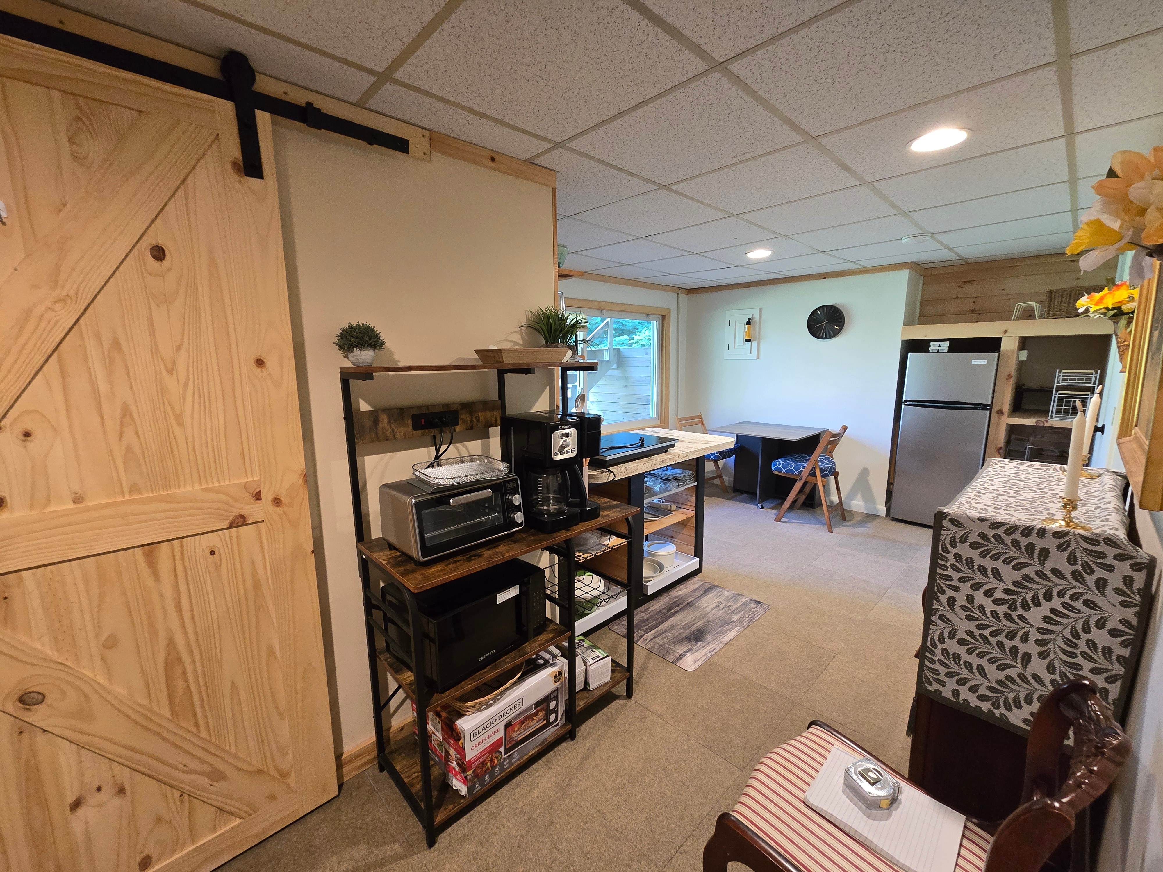 Cozy Furnished 2-Bedroom Basement Apartment With Private Entrance, Shared Spaces, Ideal for Professi - Photo 4