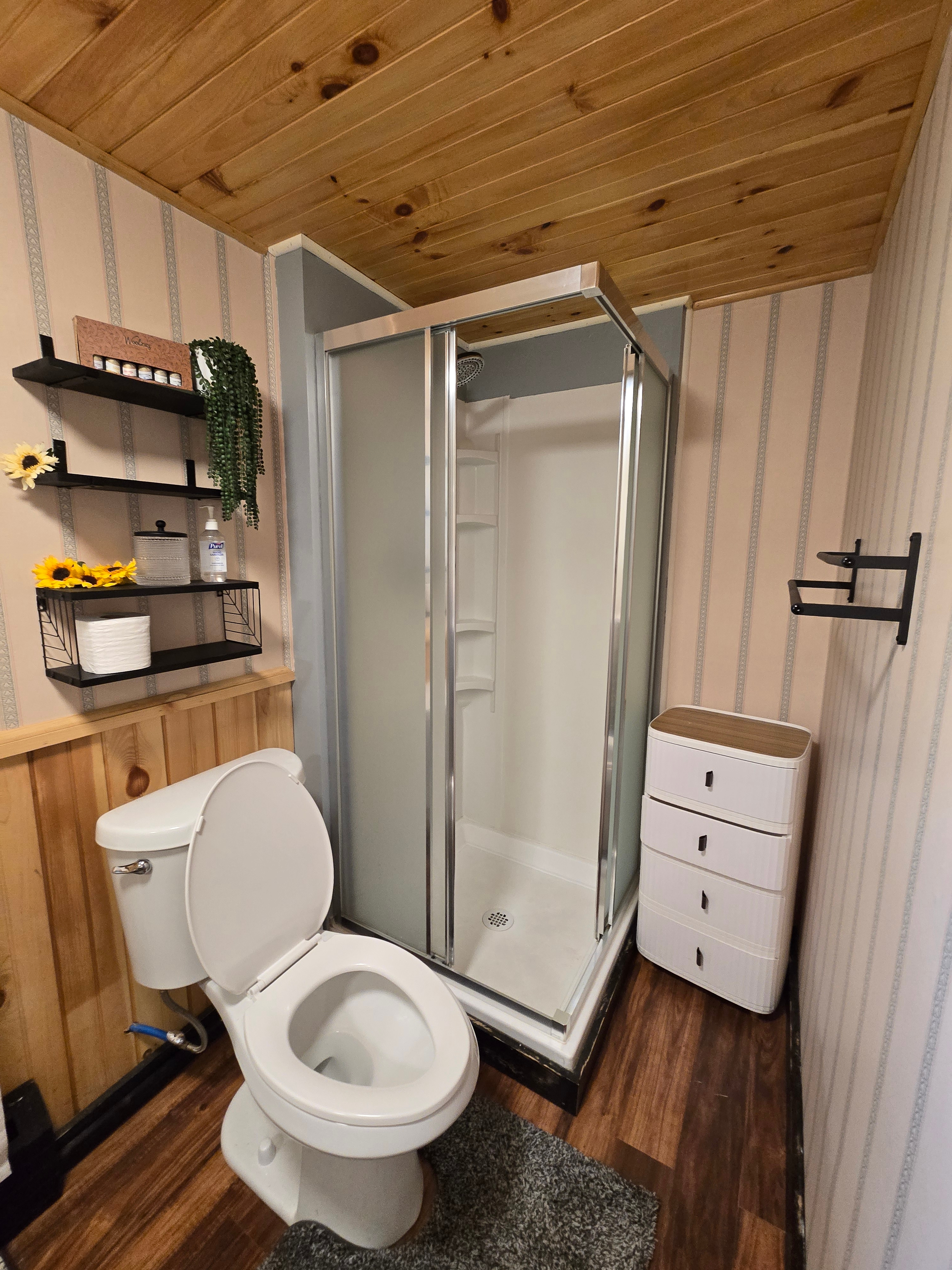 Cozy Furnished 2-Bedroom Basement Apartment With Private Entrance, Shared Spaces, Ideal for Professi - Photo 12