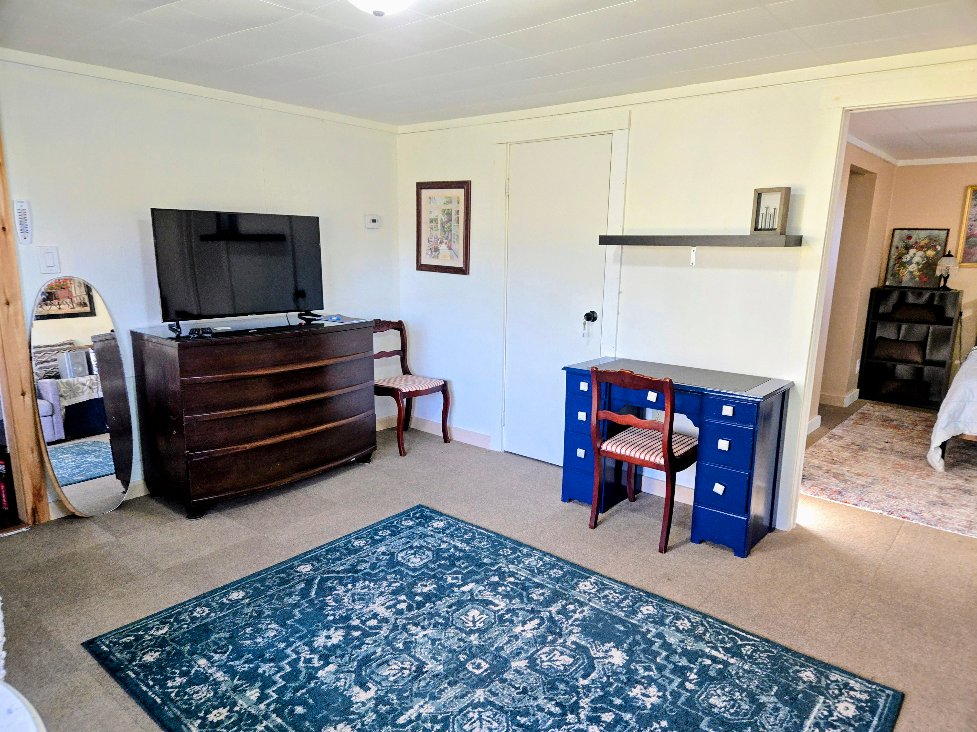 Cozy Furnished 2-Bedroom Basement Apartment With Private Entrance, Shared Spaces, Ideal for Professi - Photo 2