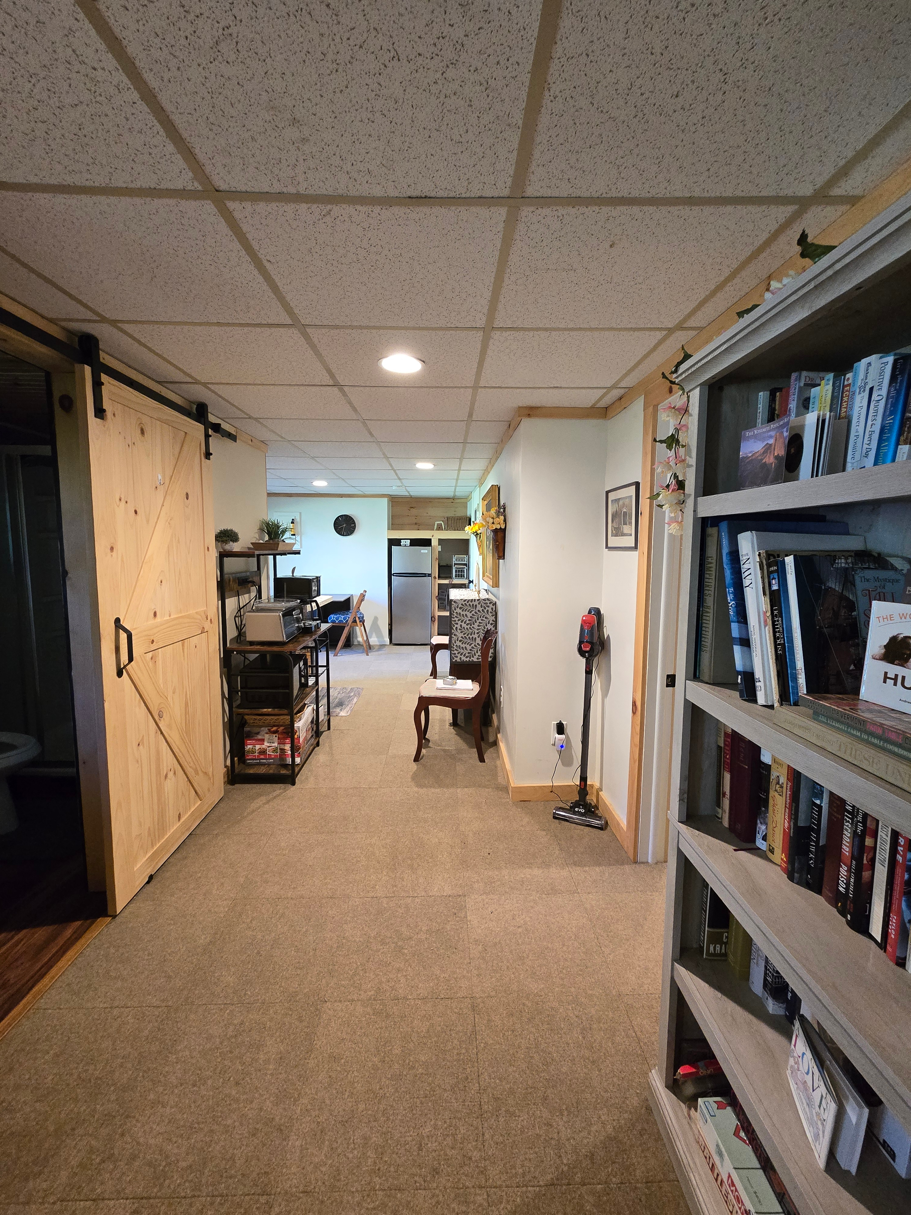 Cozy Furnished 2-Bedroom Basement Apartment With Private Entrance, Shared Spaces, Ideal for Professi - Photo 5