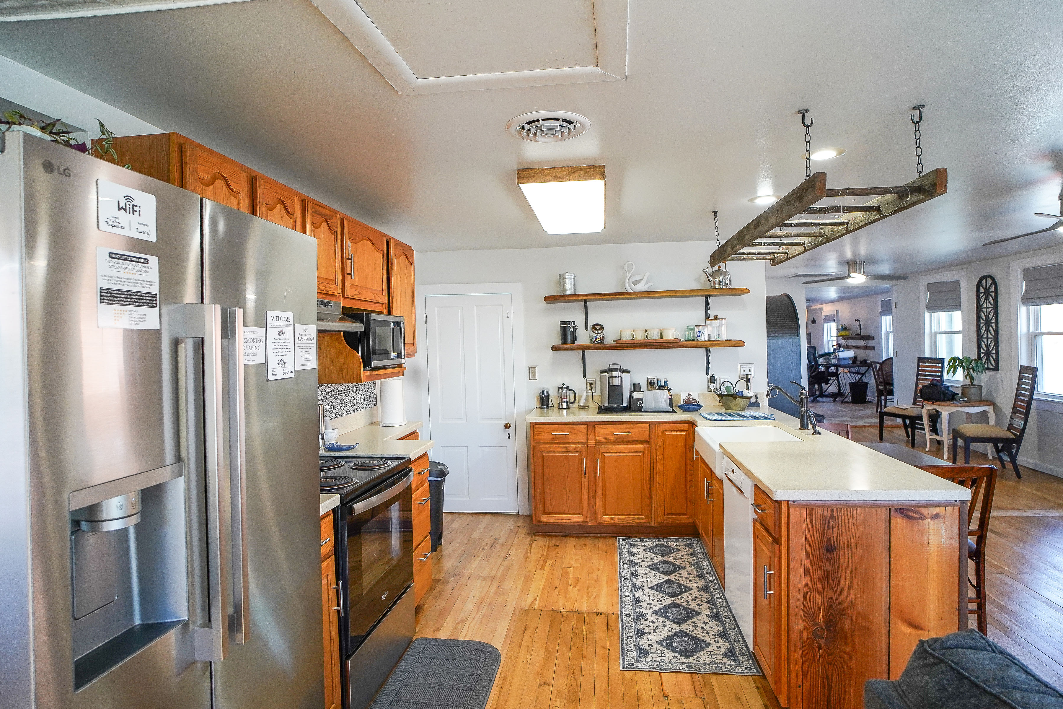 Fully Furnished Downtown Retreat for Traveling Professionals - Photo 3
