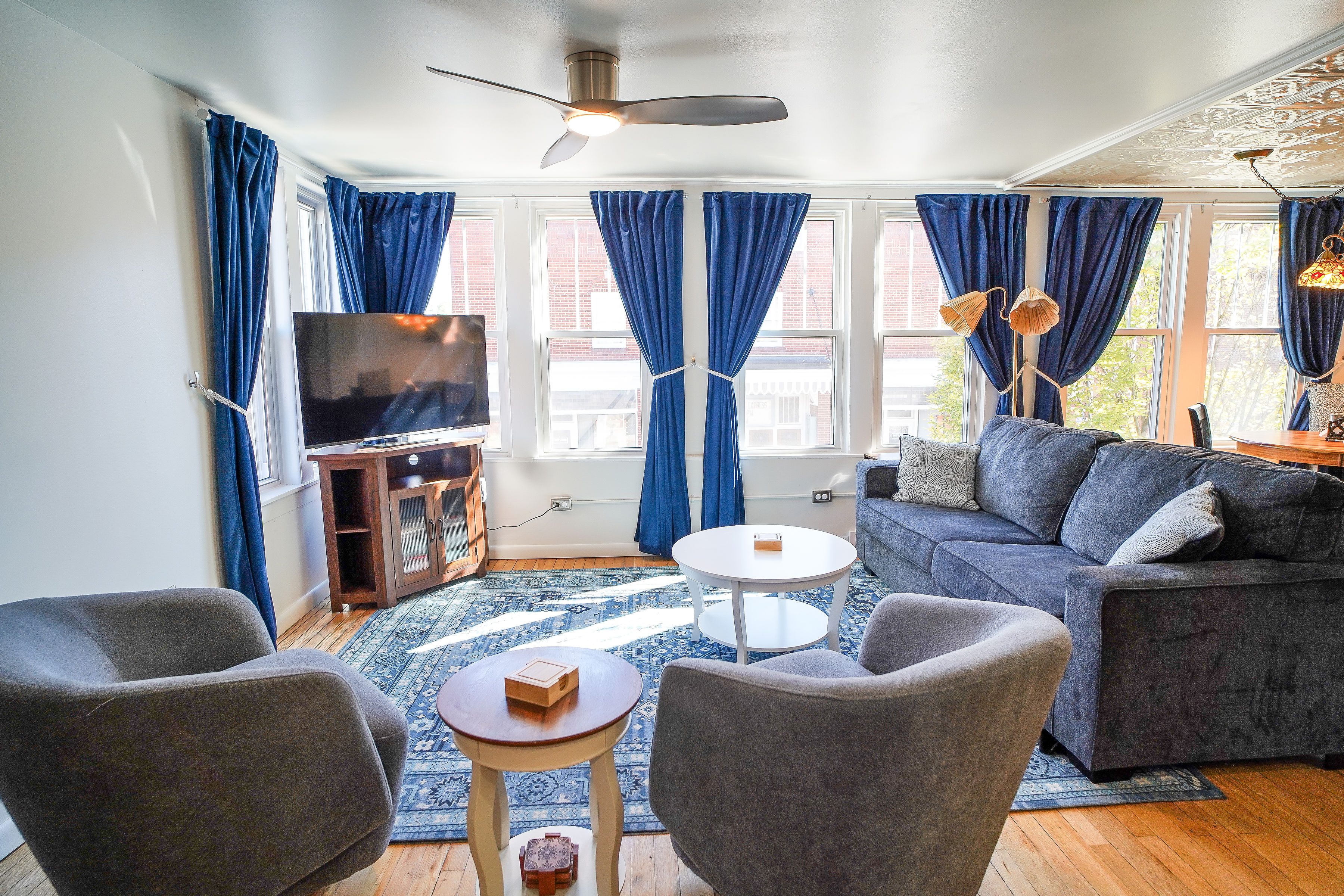 Fully Furnished Downtown Retreat for Traveling Professionals - Photo 1