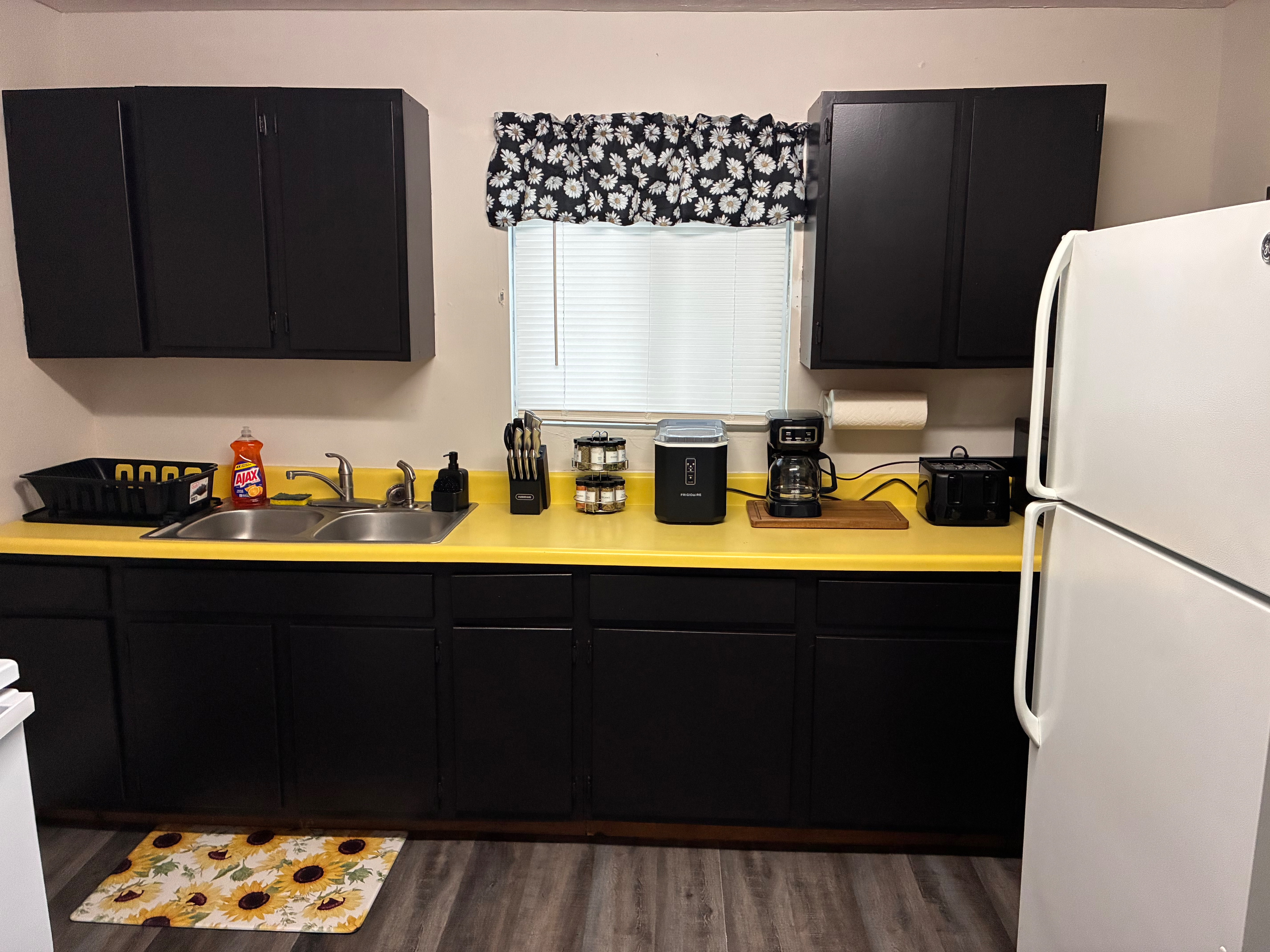 Beautifully Remodeled 2BR Retreat | Near Hospitals | Private Parking - Photo 5