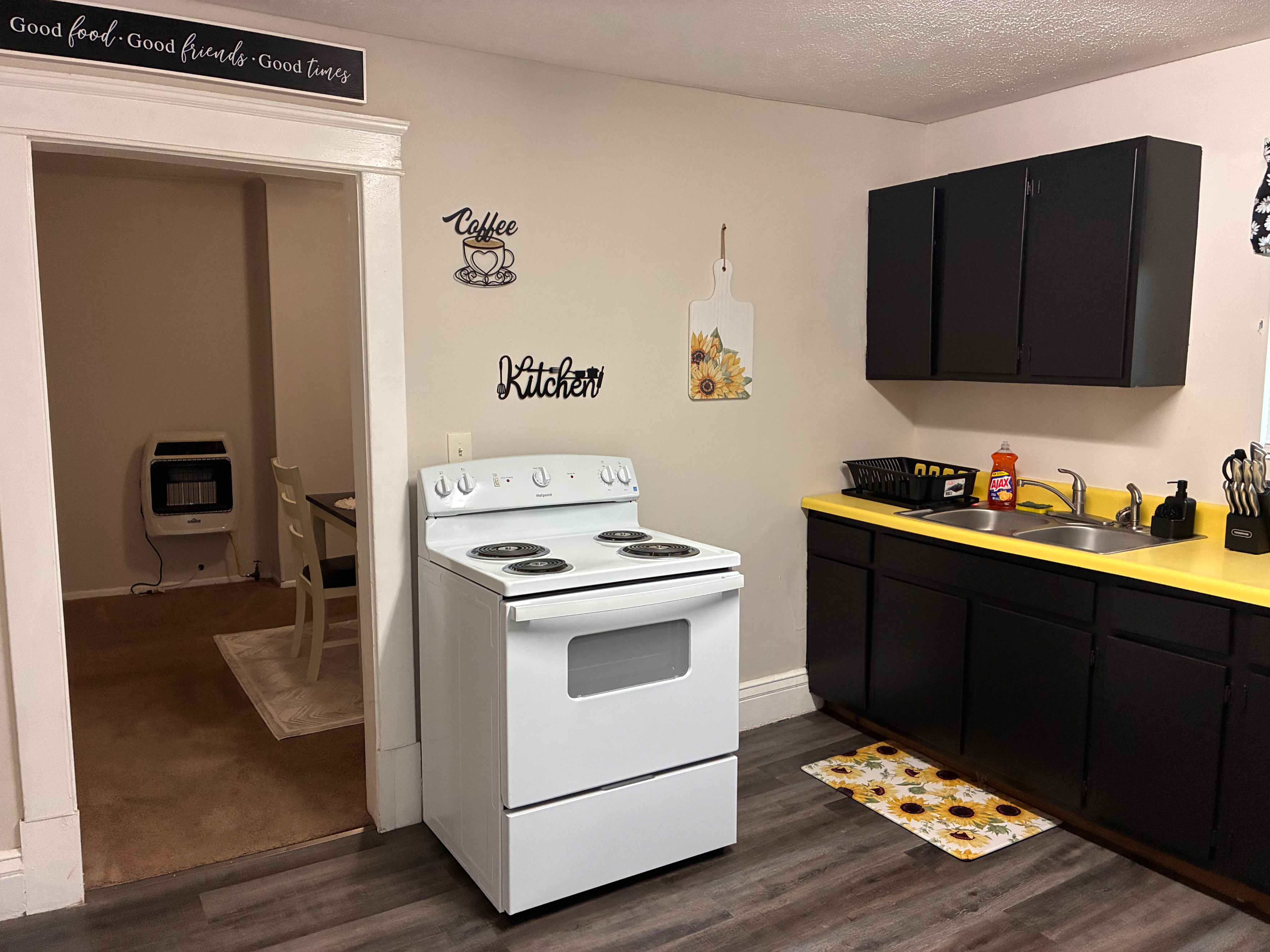 Beautifully Remodeled 2BR Retreat | Near Hospitals | Private Parking - Photo 6