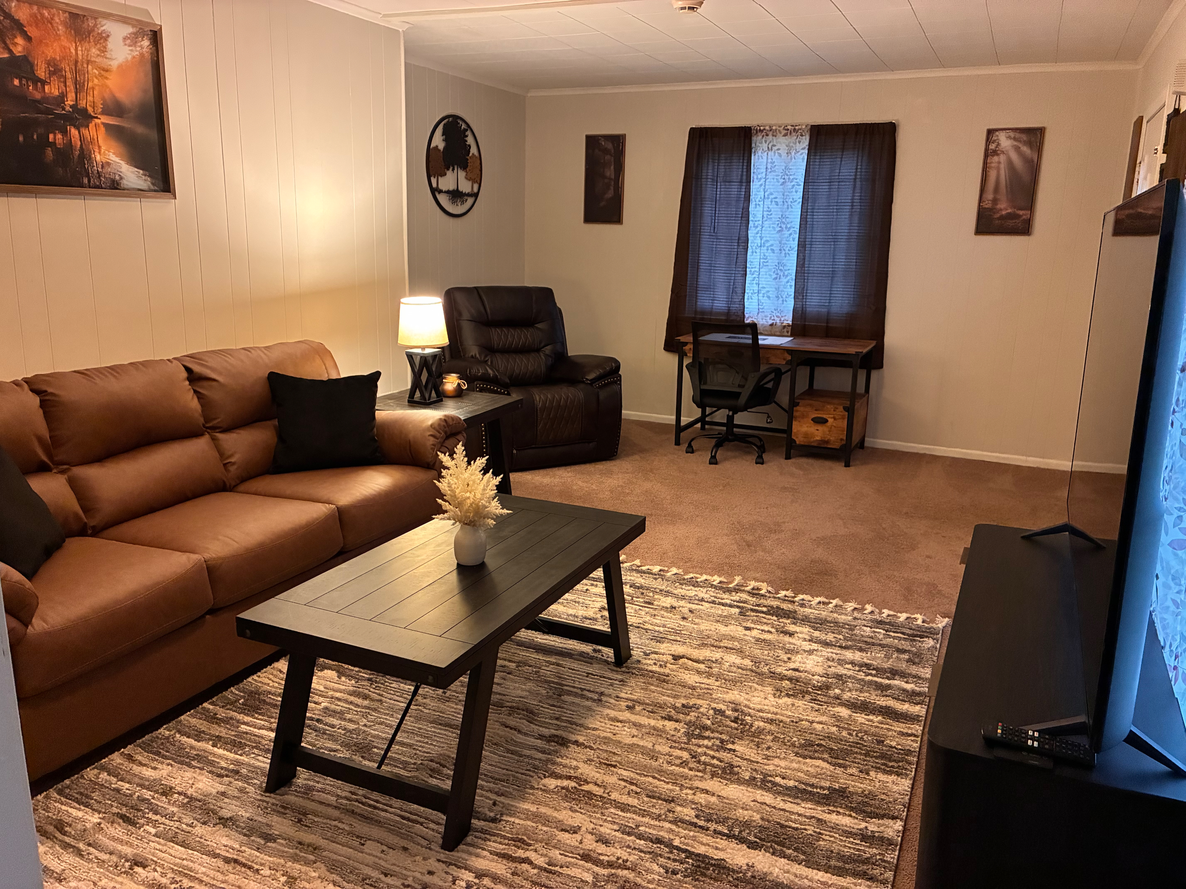 Beautifully Remodeled 2BR Retreat | Near Hospitals | Private Parking - Photo 2