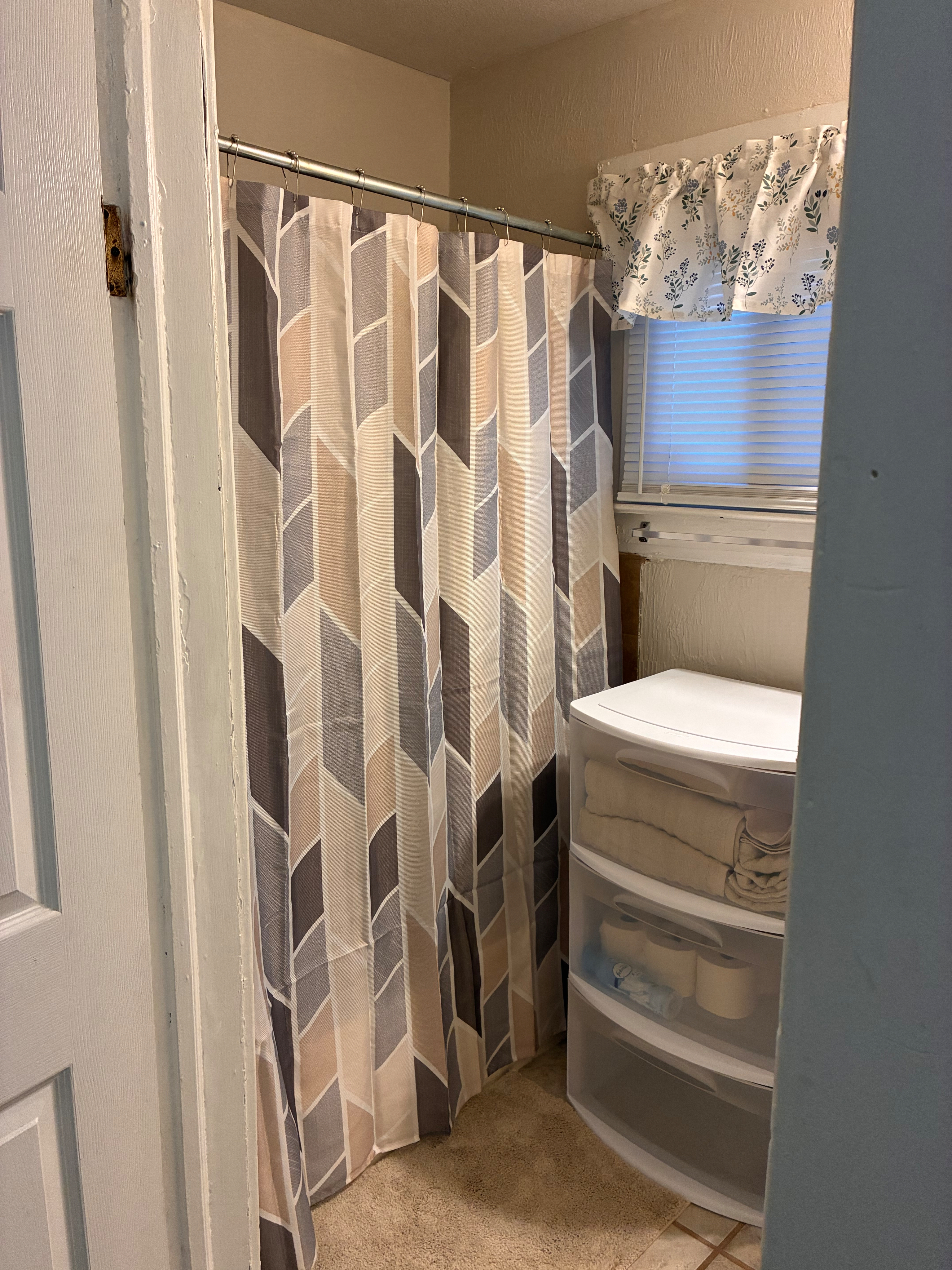 Beautifully Remodeled 2BR Retreat | Near Hospitals | Private Parking - Photo 11