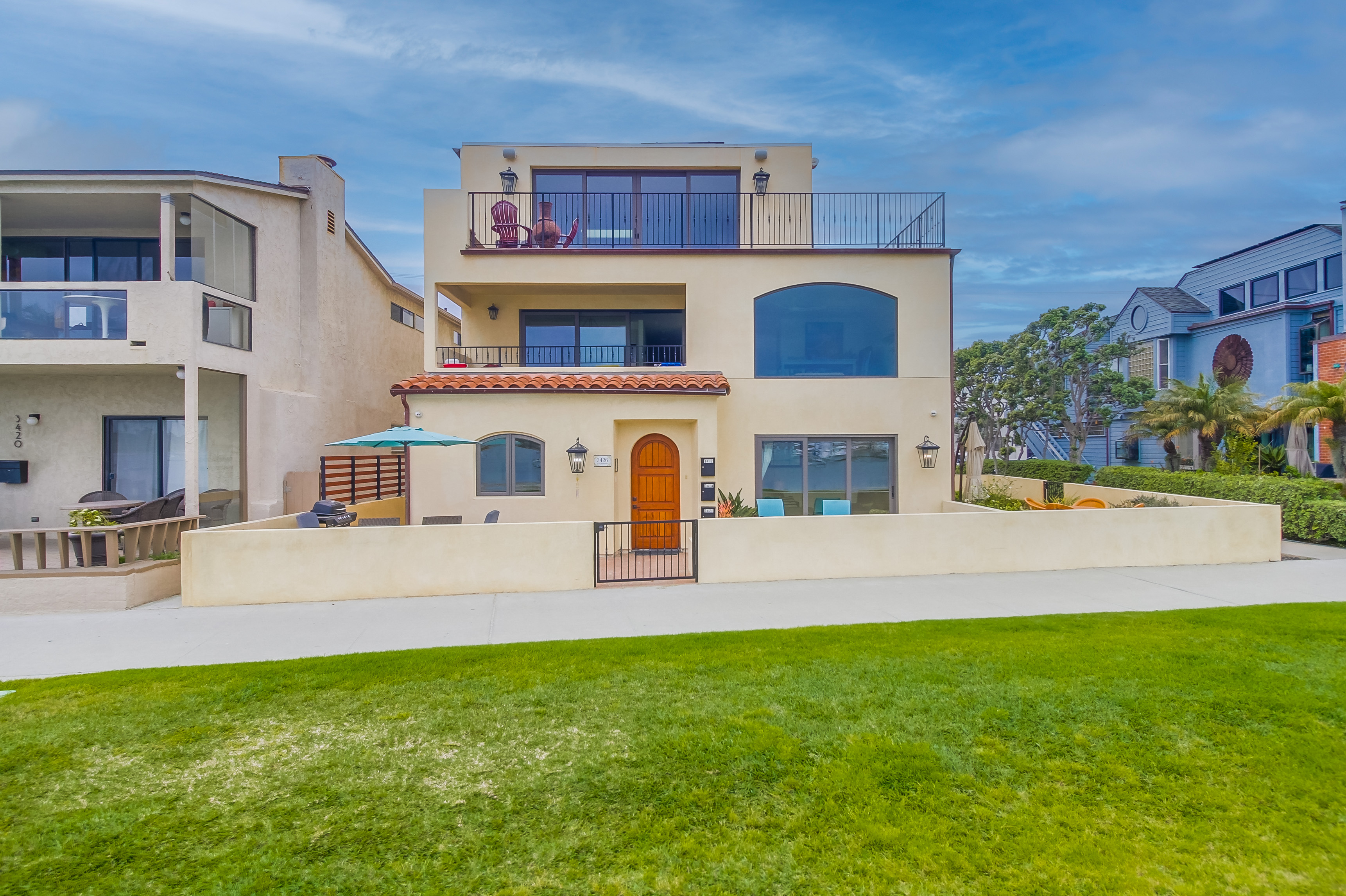 2 Bed / 2 full bath 1st Floor Mission Beach Condo with parking & Laundry in unit for rent! - Photo 1