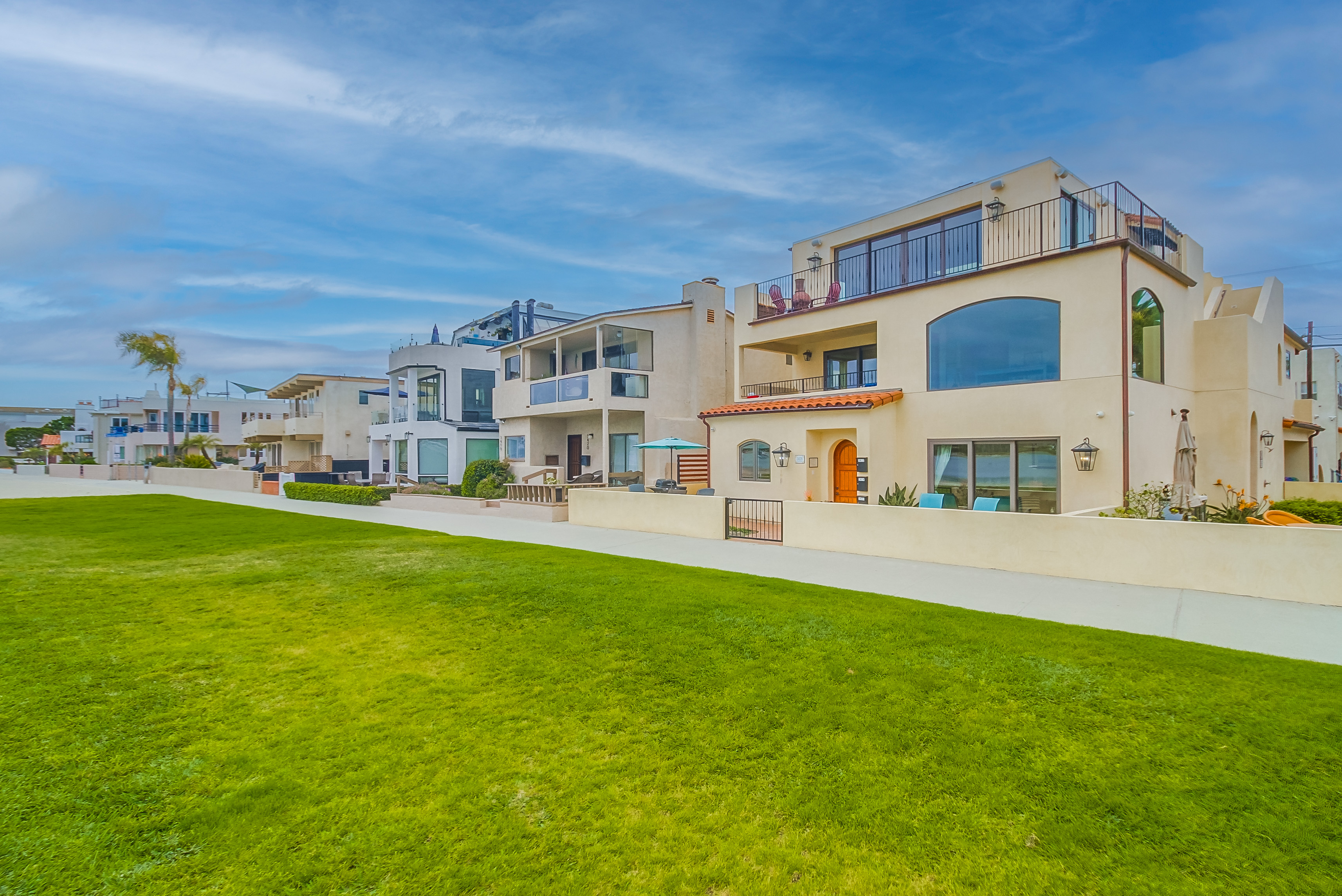 2 Bed / 2 full bath 1st Floor Mission Beach Condo with parking & Laundry in unit for rent! - Photo 3