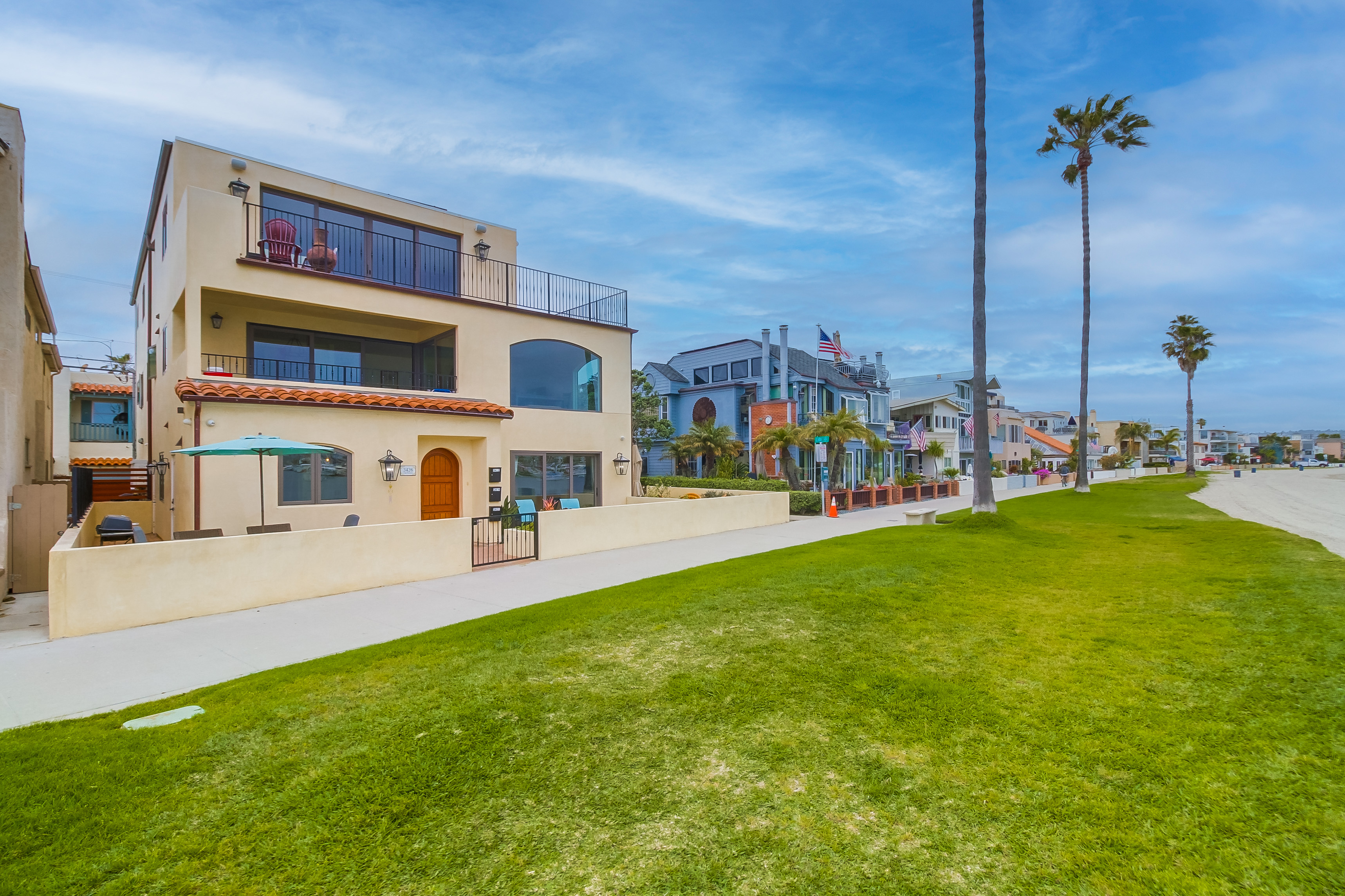 2 Bed / 2 full bath 1st Floor Mission Beach Condo with parking & Laundry in unit for rent! - Photo 4