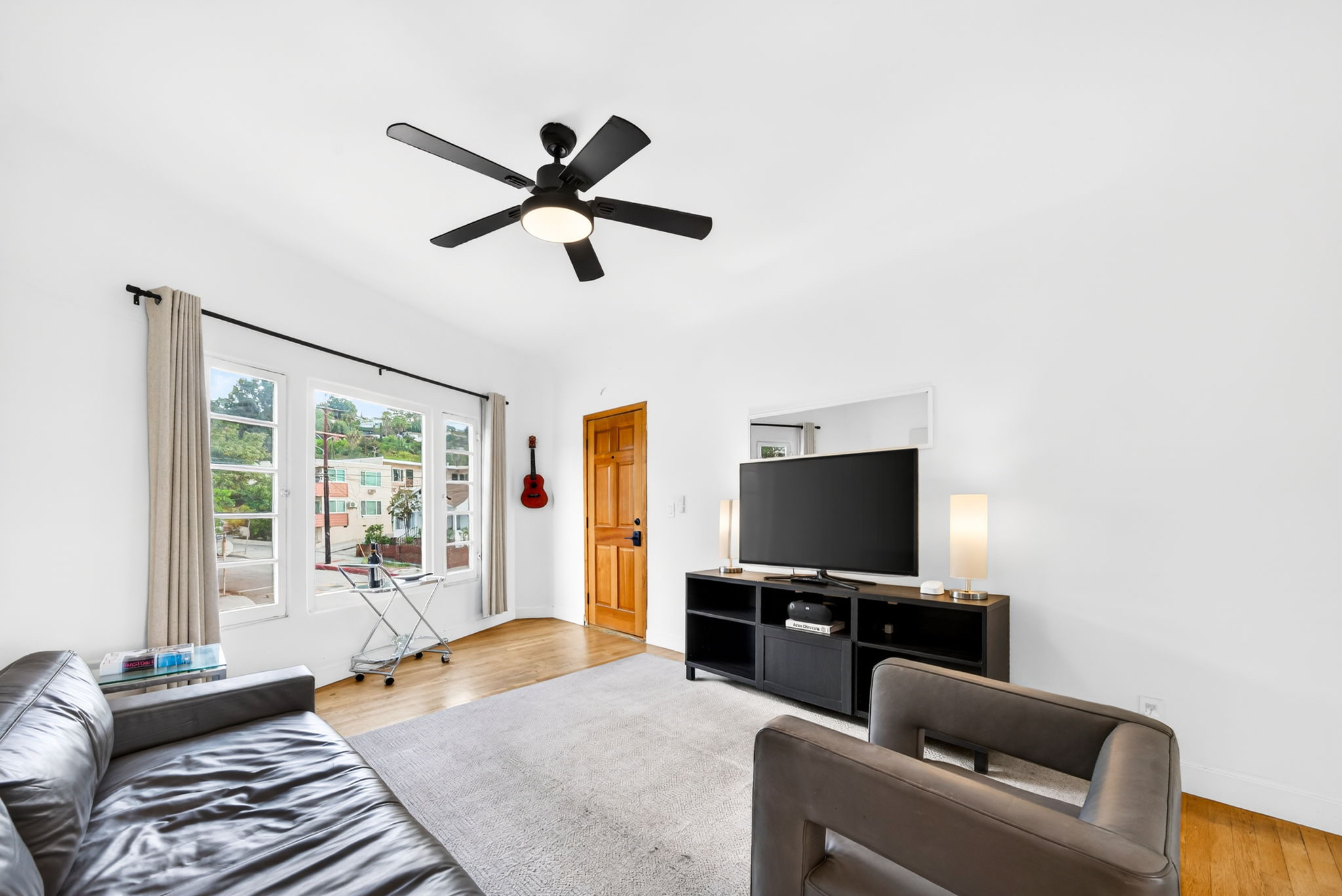 Fully Furnished Silverlake Apt #1 - Photo 3