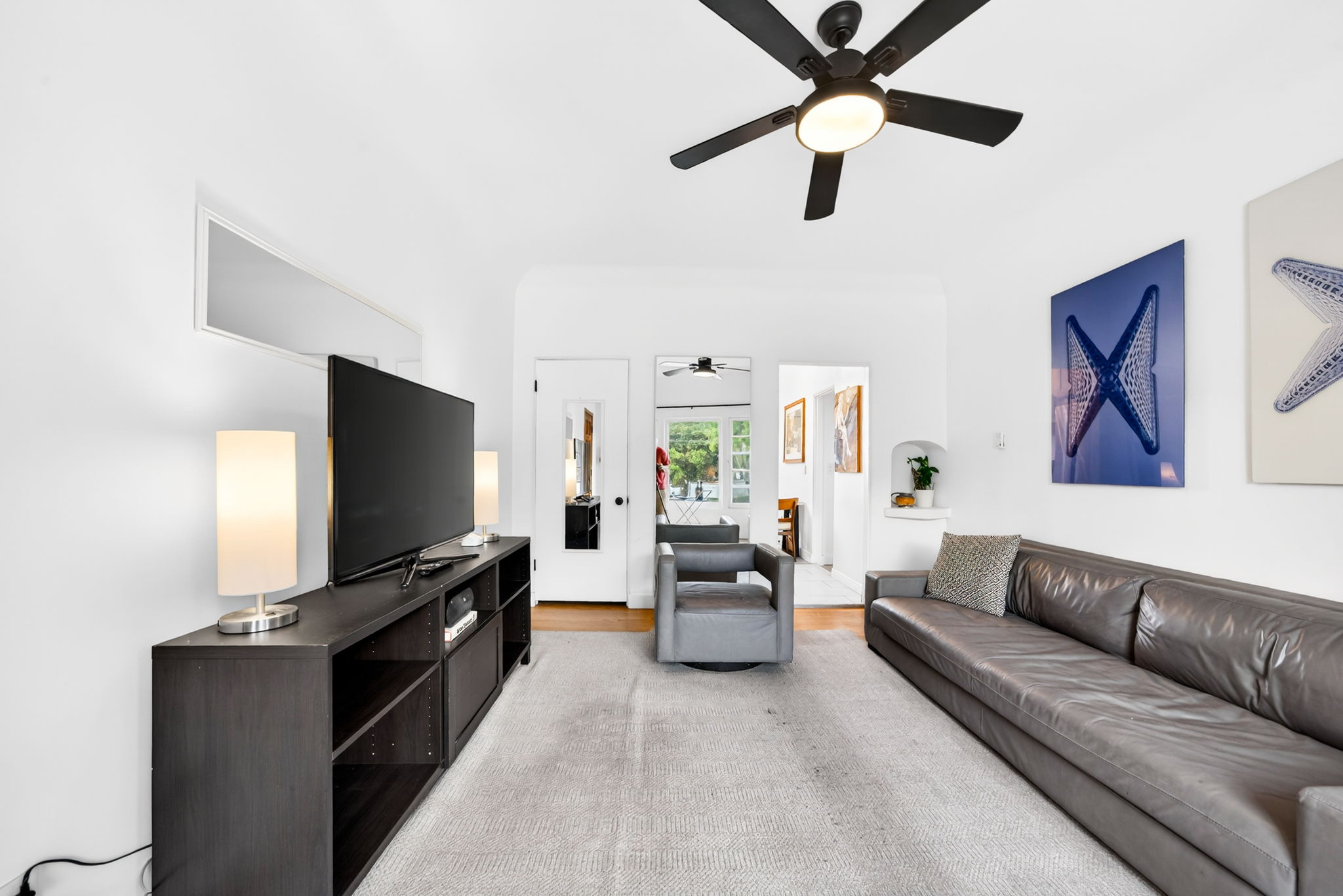 Fully Furnished Silverlake Apt #1 - Photo 2
