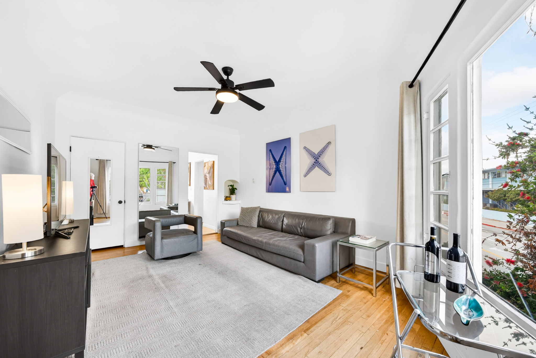 Fully Furnished Silverlake Apt #1 - Photo 1