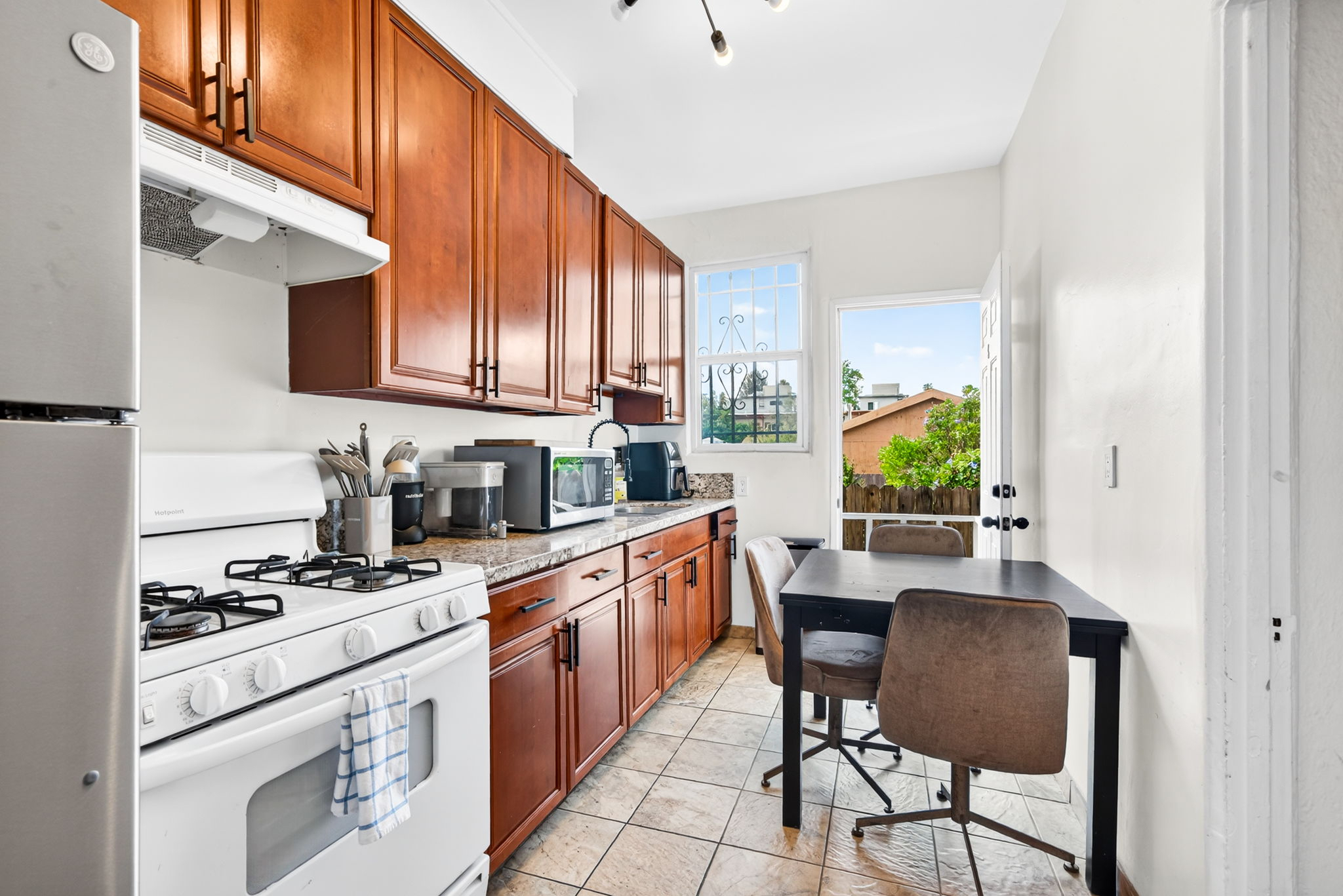 Fully Furnished Silverlake Apt #1 - Photo 3