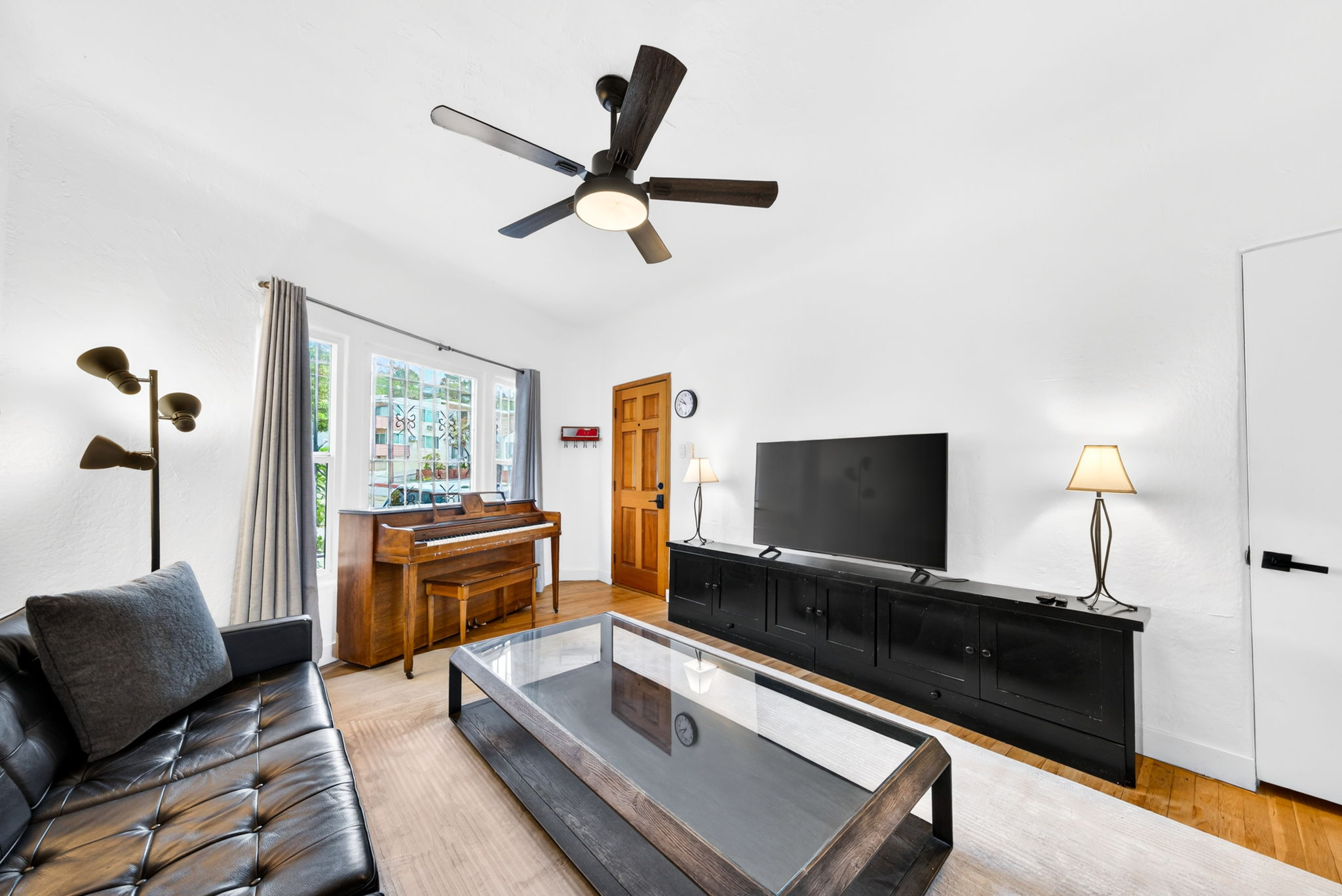 Fully Furnished Silverlake Apt #1 - Photo 2