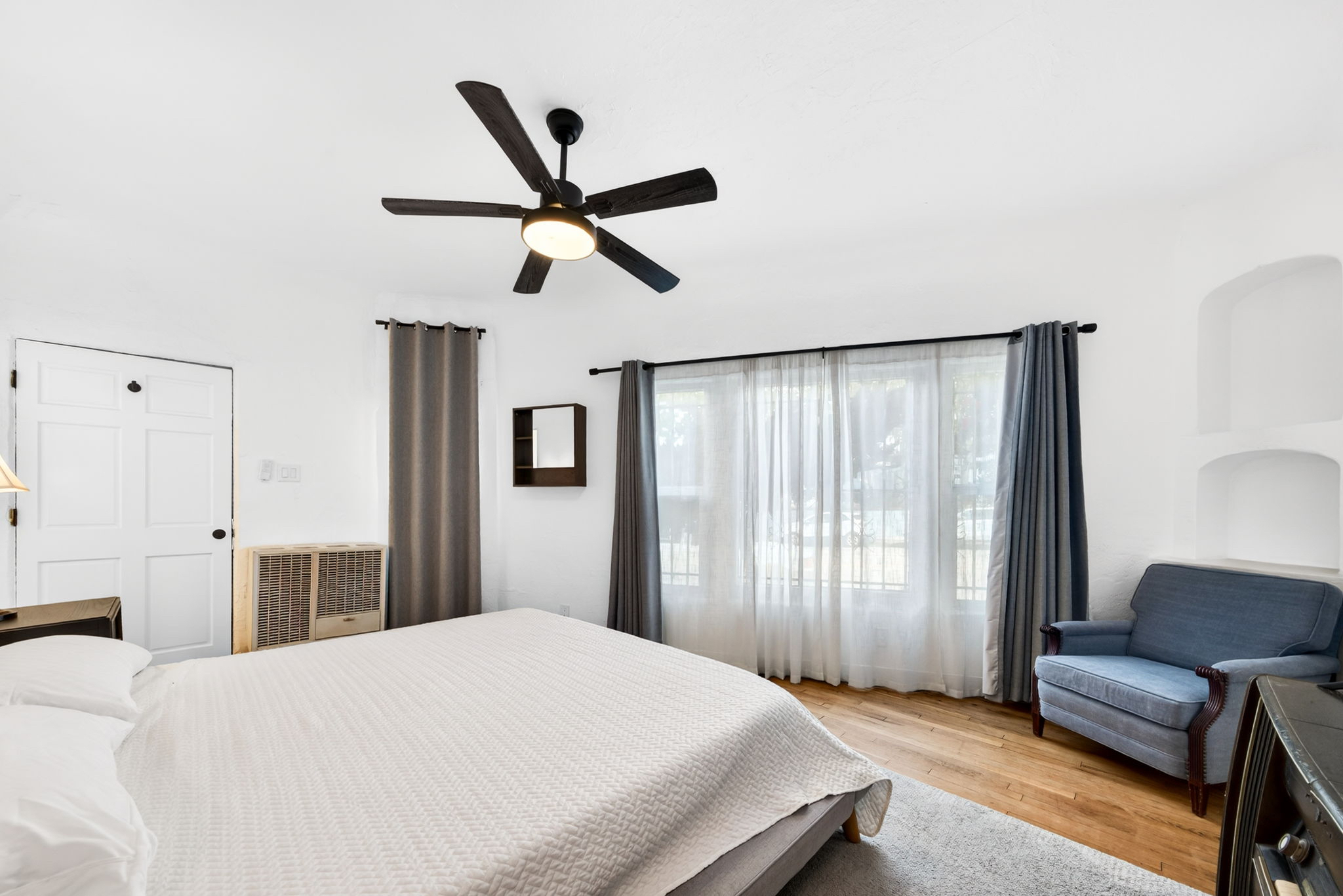 Fully Furnished Silverlake Apt #1 - Photo 6