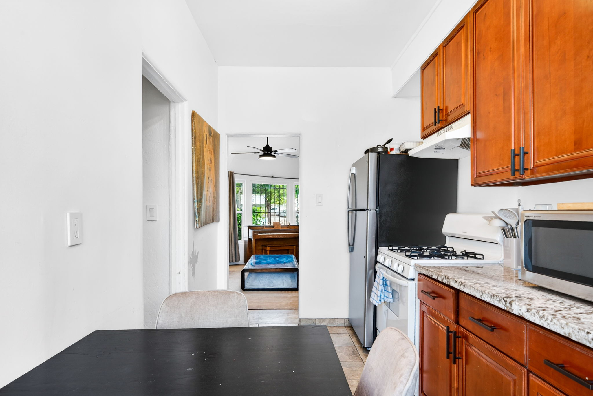 Fully Furnished Silverlake Apt #1 - Photo 5