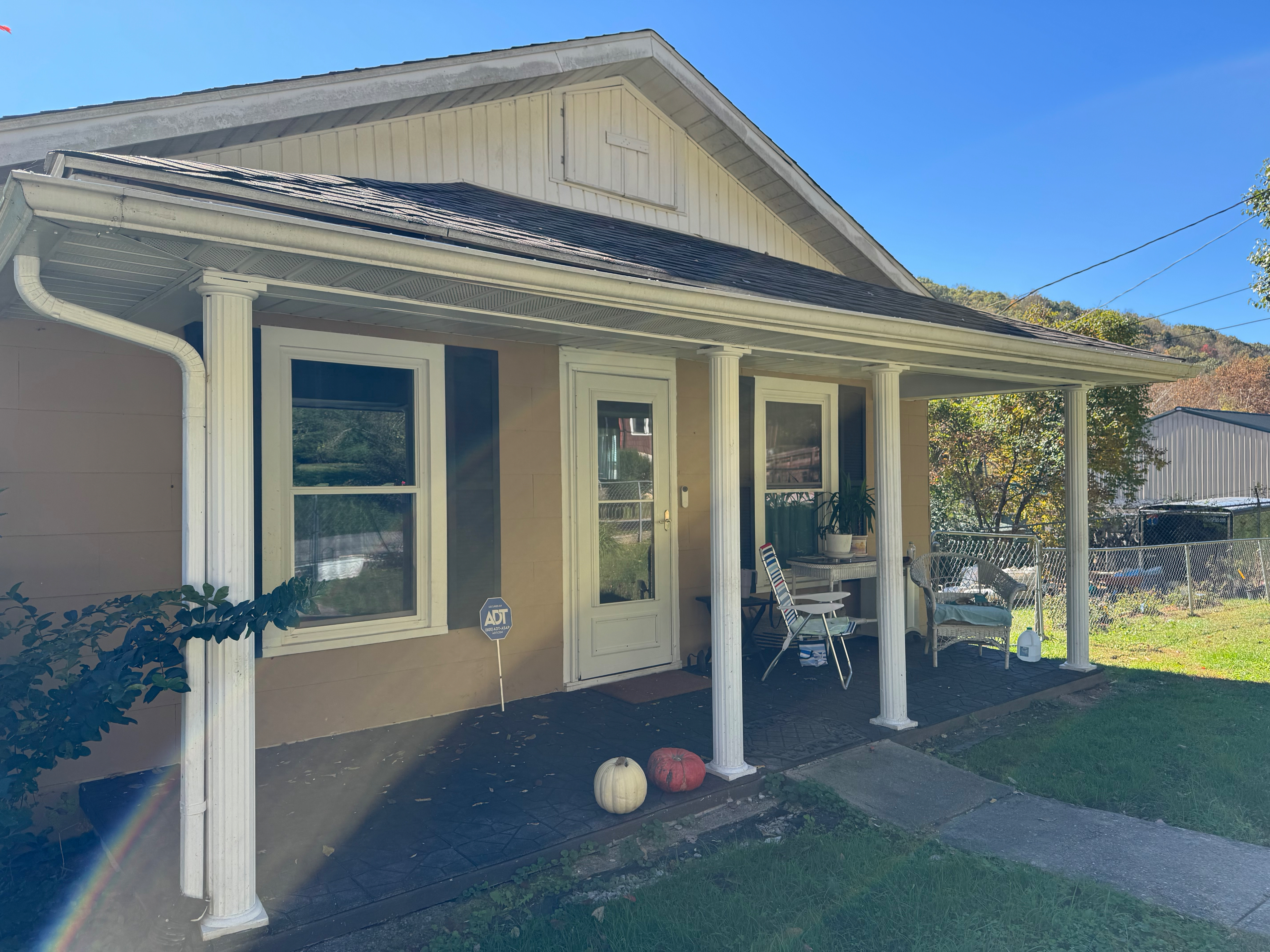 Enjoy the beach vibe in this mountain home! Available December 12! - Photo 1