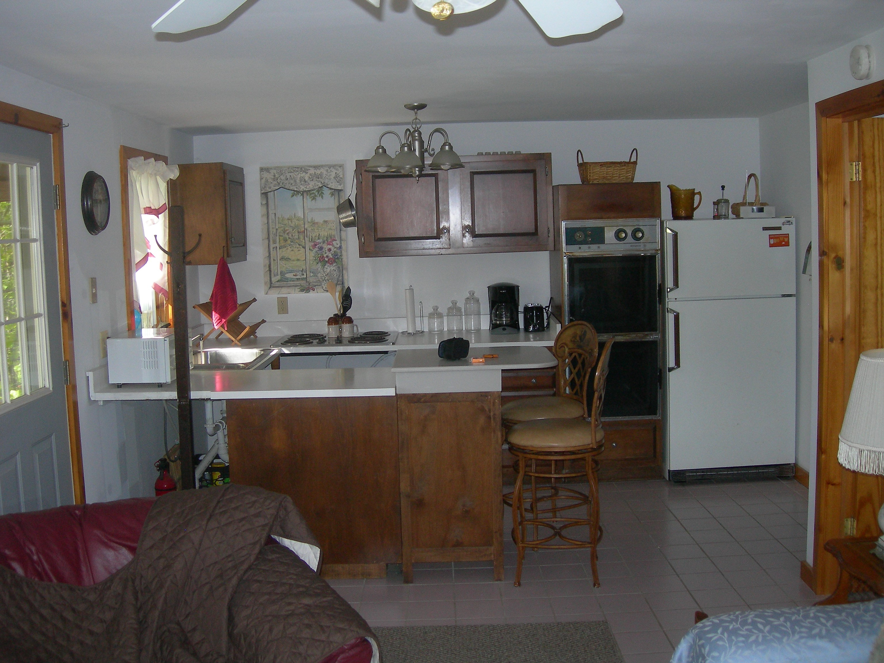FULLY FURNISHED. Quiet, Country Living, 1 bed room apartment. All you need is your clothes. - Photo 7