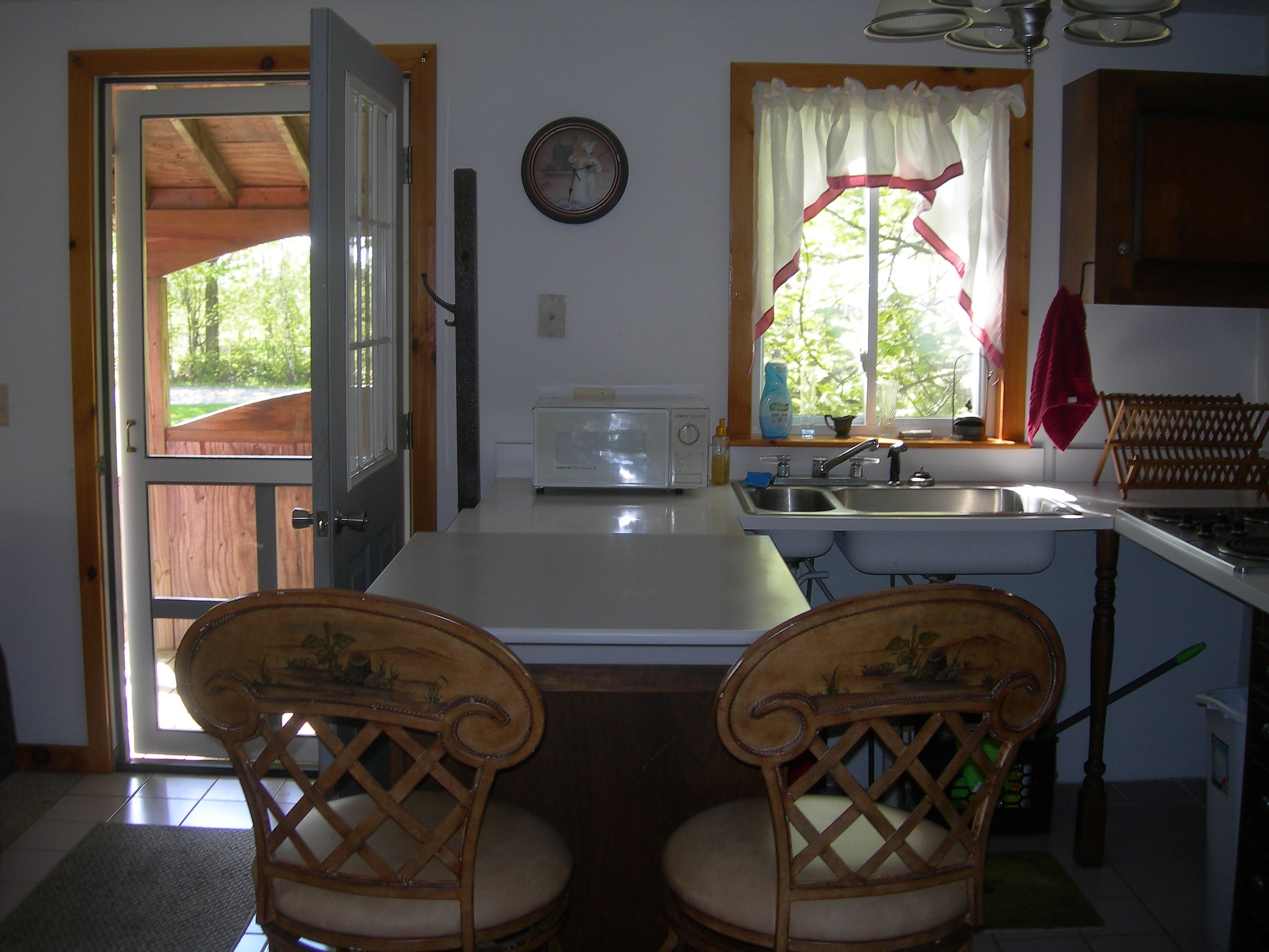 FULLY FURNISHED. Quiet, Country Living, 1 bed room apartment. All you need is your clothes. - Photo 9