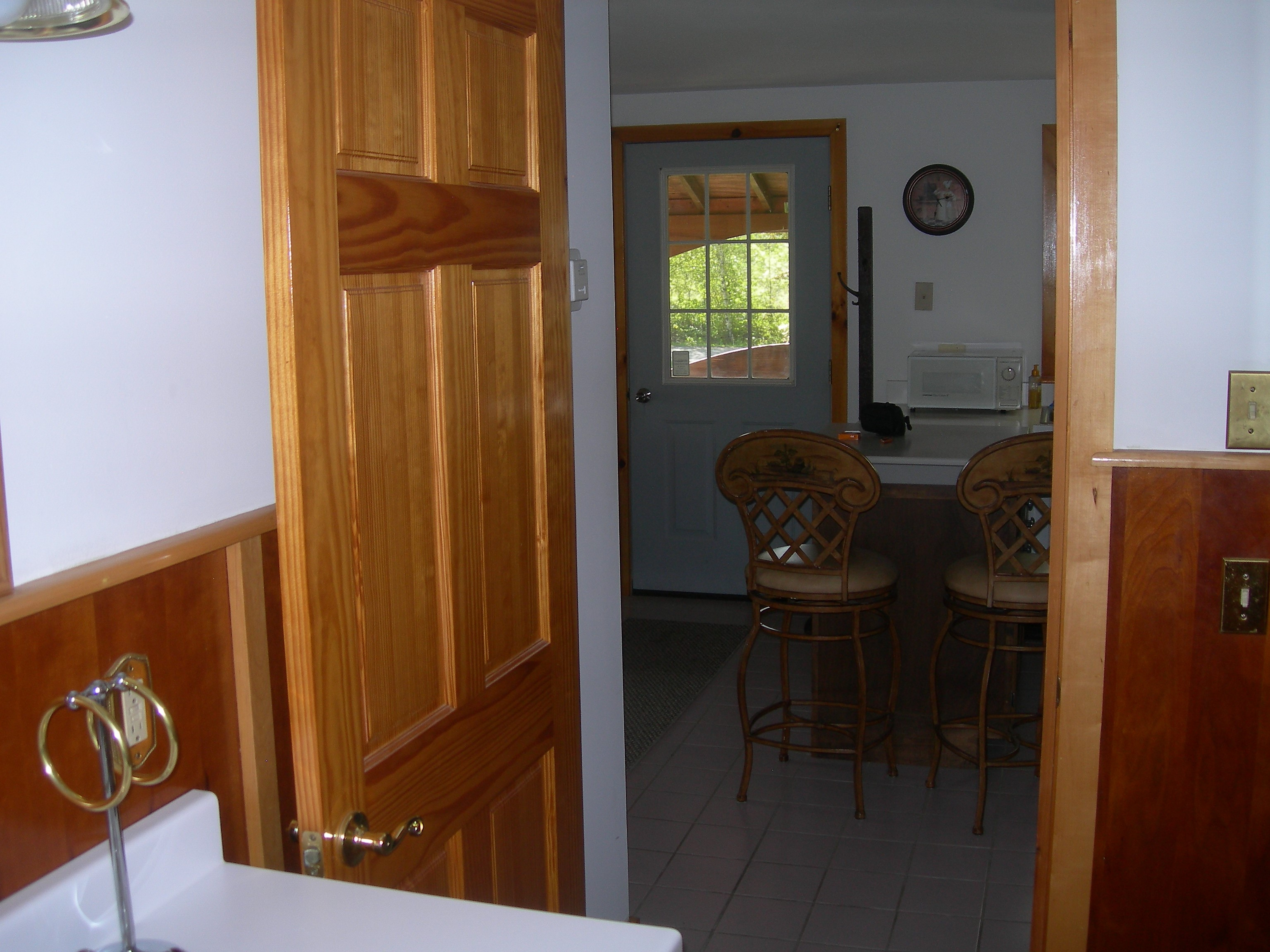 FULLY FURNISHED. Quiet, Country Living, 1 bed room apartment. All you need is your clothes. - Photo 4