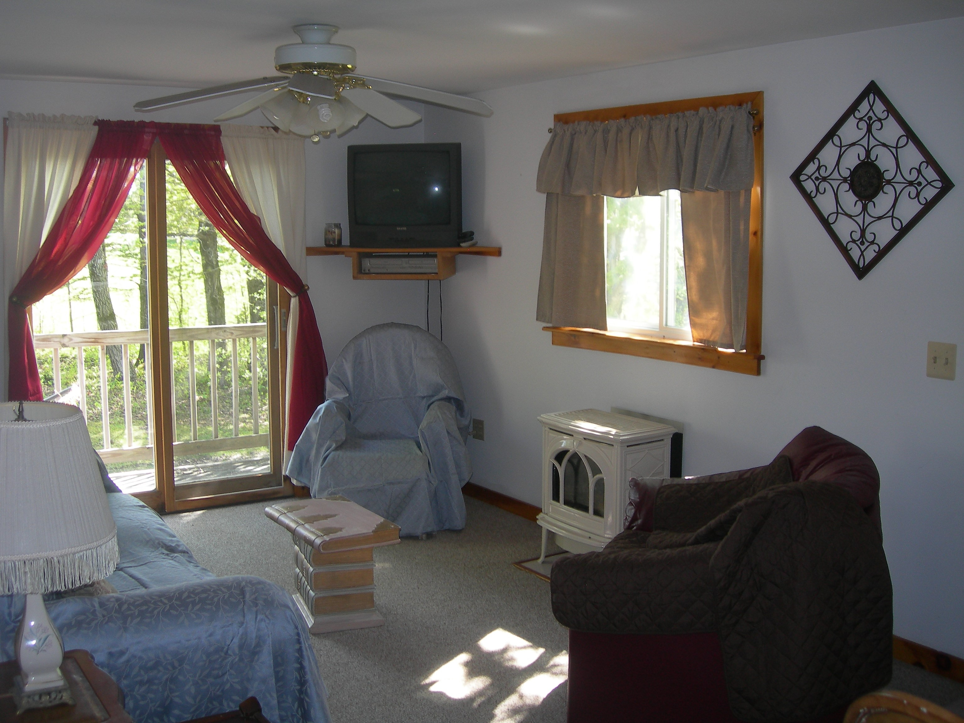 FULLY FURNISHED. Quiet, Country Living, 1 bed room apartment. All you need is your clothes. - Photo 1