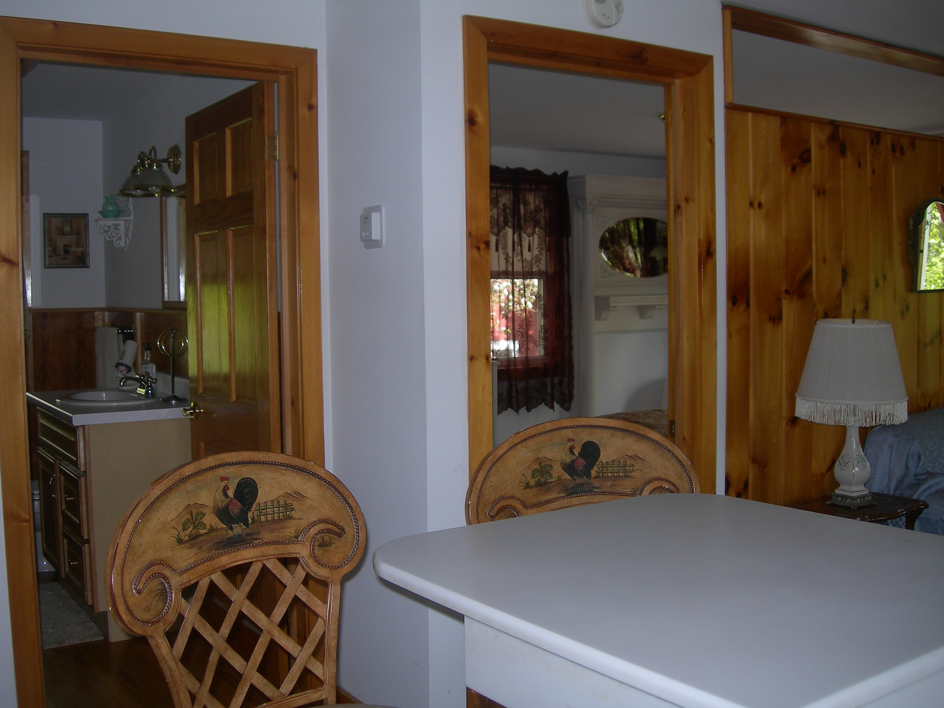 FULLY FURNISHED. Quiet, Country Living, 1 bed room apartment. All you need is your clothes. - Photo 3