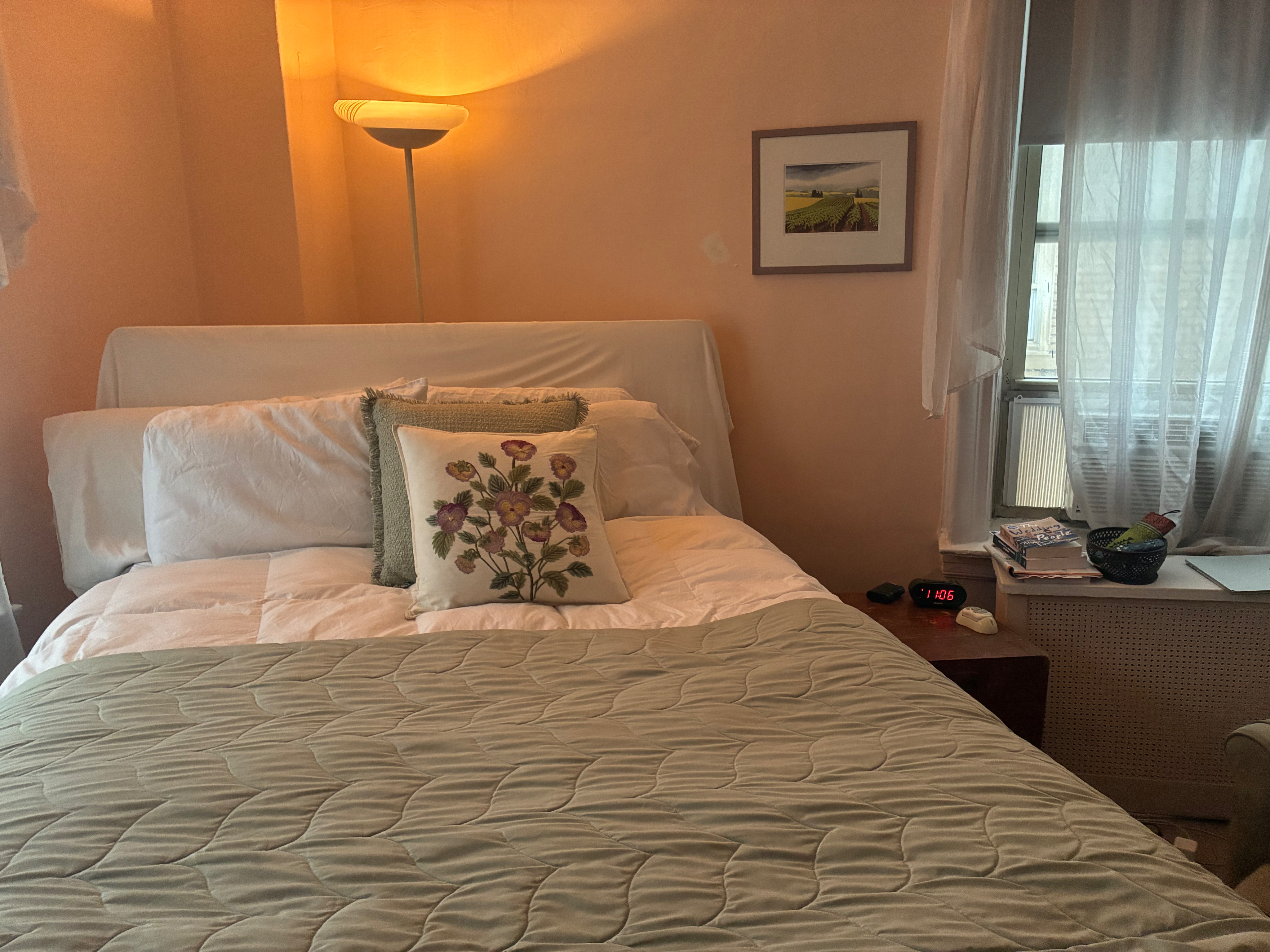 Cozy, spacious, and comfortable...Upper West Side Apartment. - Photo 2