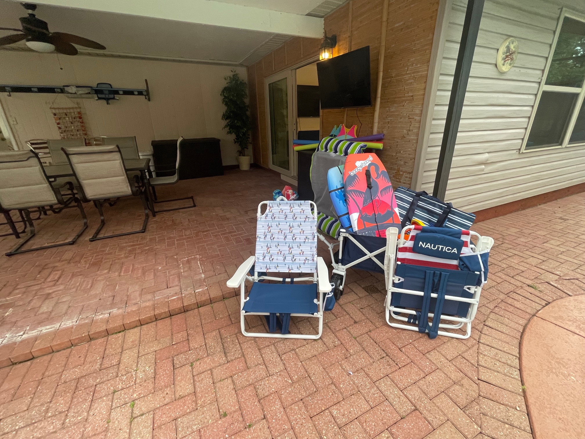 Peaceful Home 3 bed/2 bath, pool - Photo 12
