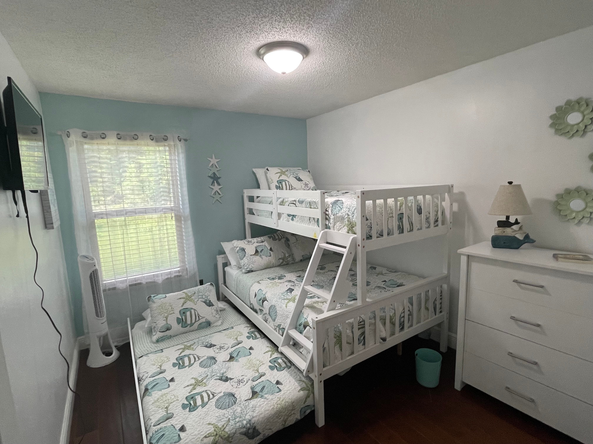 Peaceful Home 3 bed/2 bath, pool - Photo 6