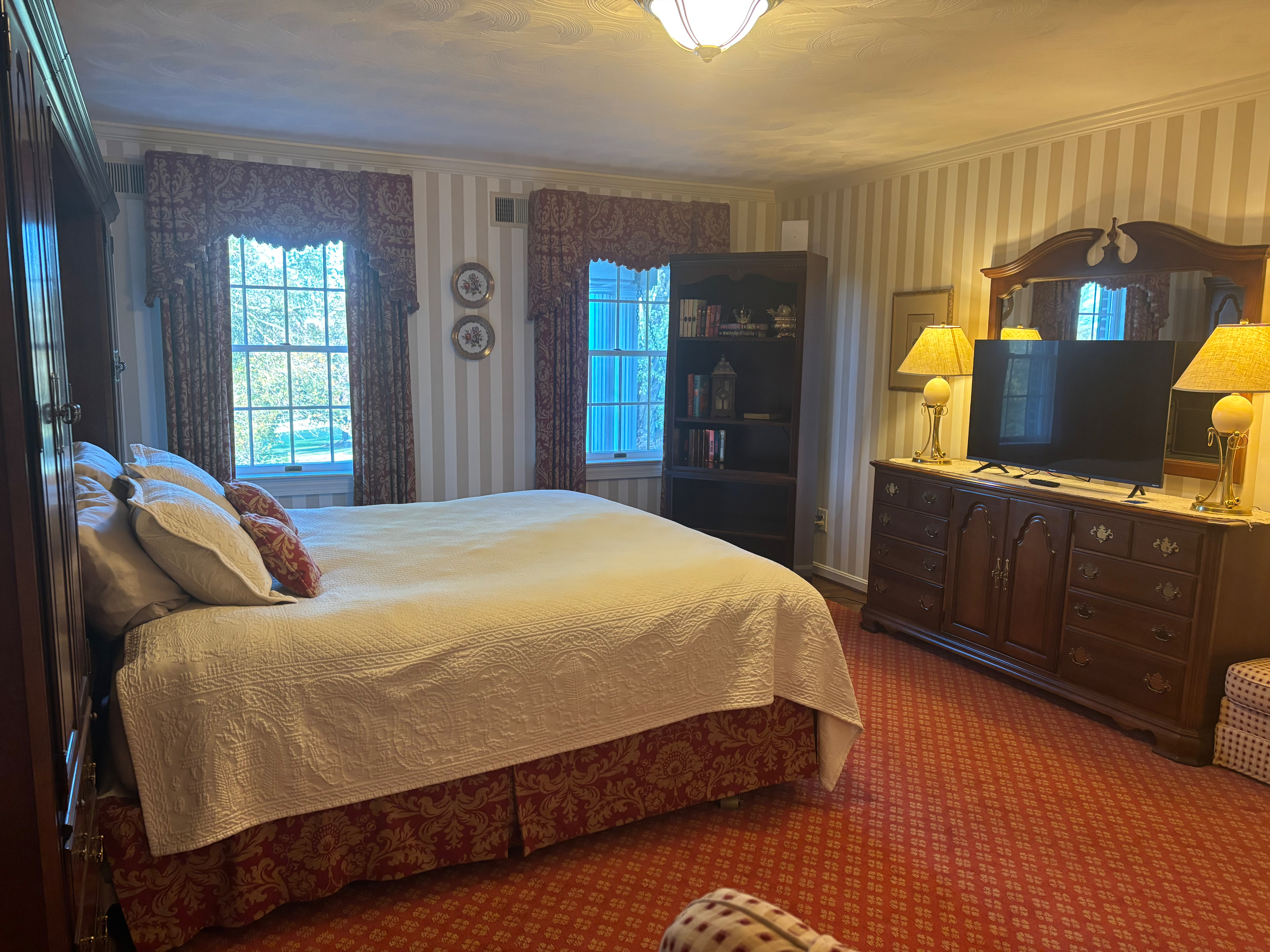 Private bedroom with an attached En-suite full bath in quiet Charles town Eatate - Ideal for Healthc - Photo 7