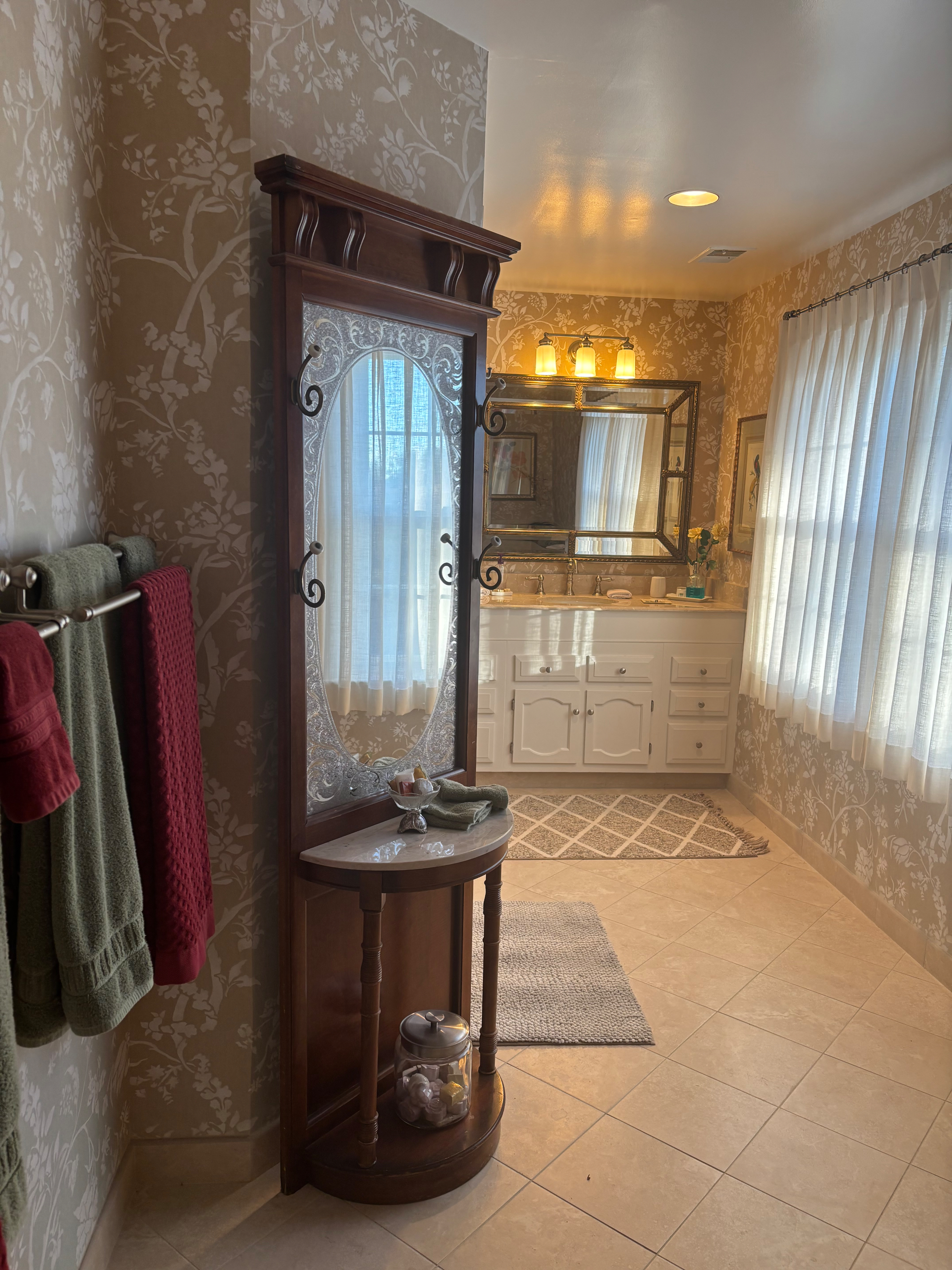 Private bedroom with an attached En-suite full bath in quiet Charles town Eatate - Ideal for Healthc - Photo 1