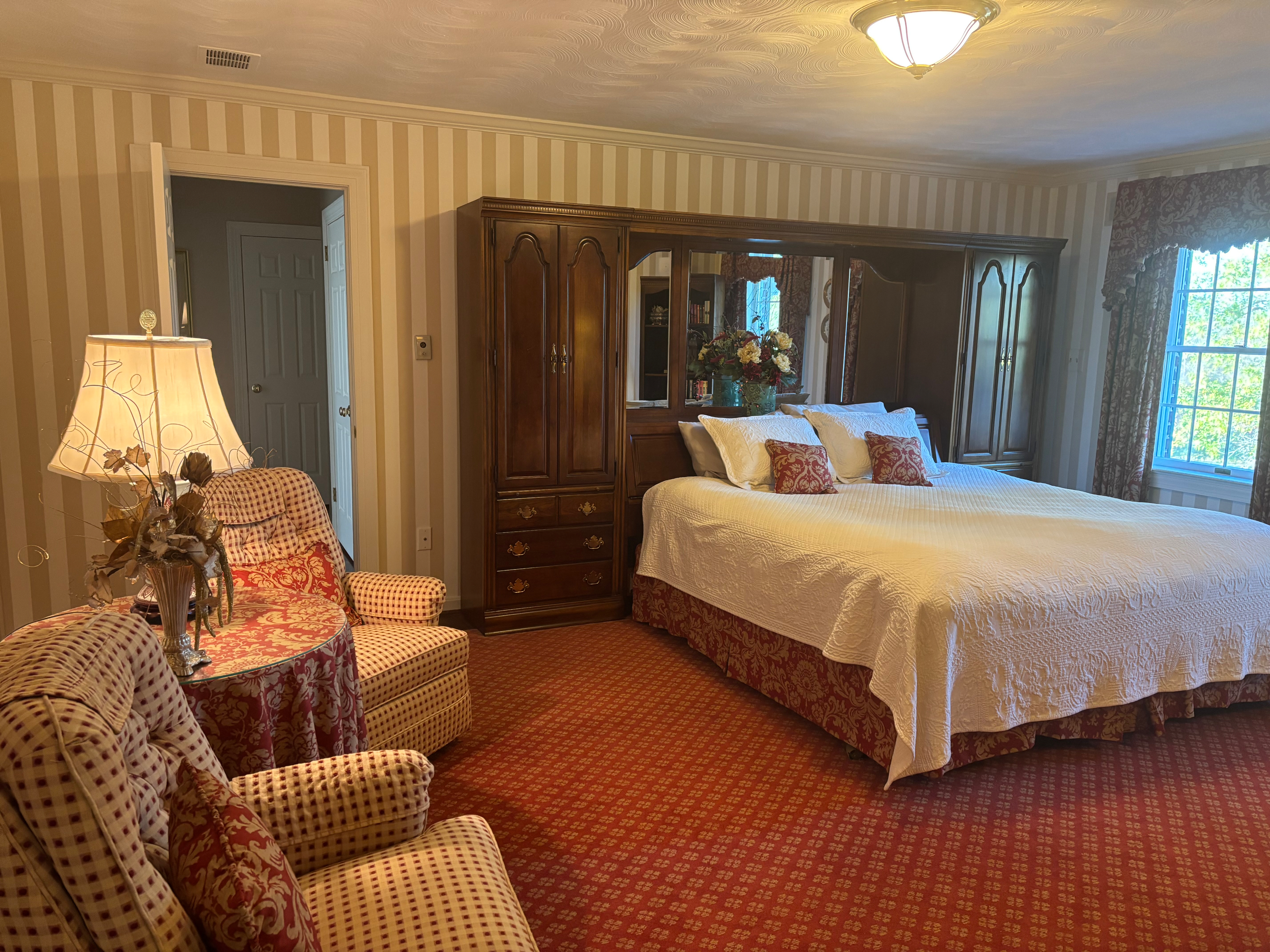 Private bedroom with an attached En-suite full bath in quiet Charles town Eatate - Ideal for Healthc - Photo 8