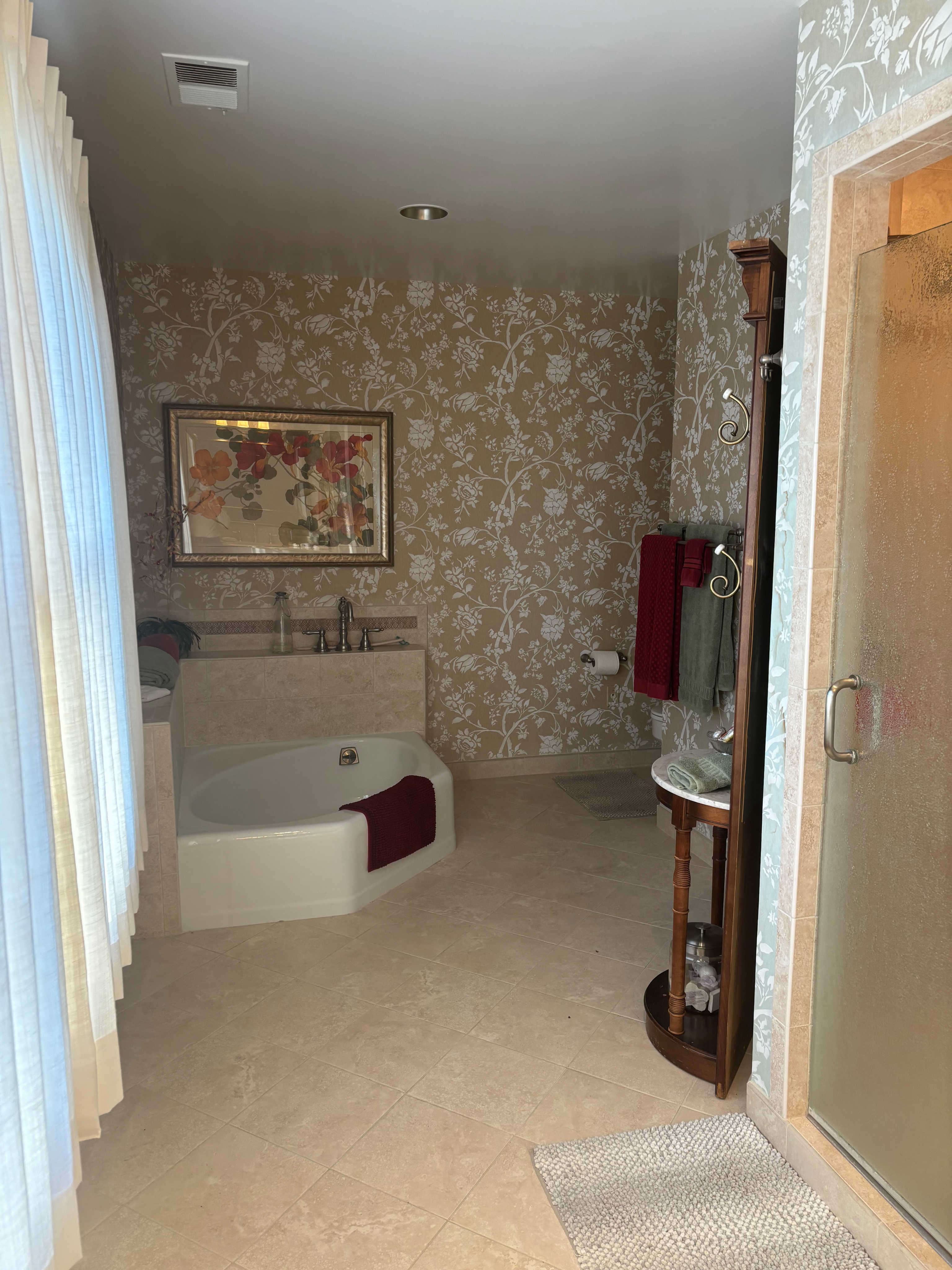 Private bedroom with an attached En-suite full bath in quiet Charles town Eatate - Ideal for Healthc - Photo 2